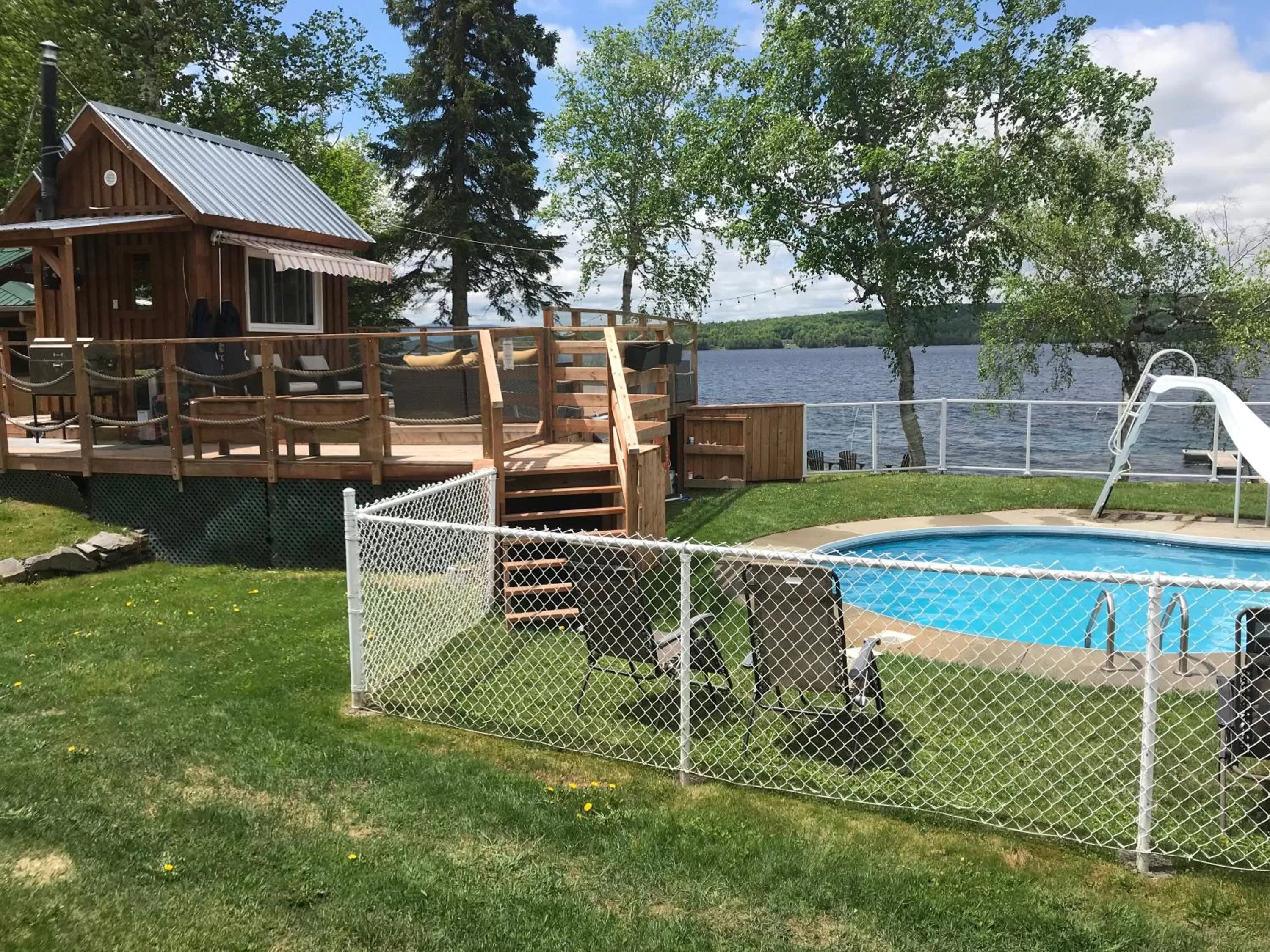 Swimming Pool in Auberge et Chalets sur le Lac