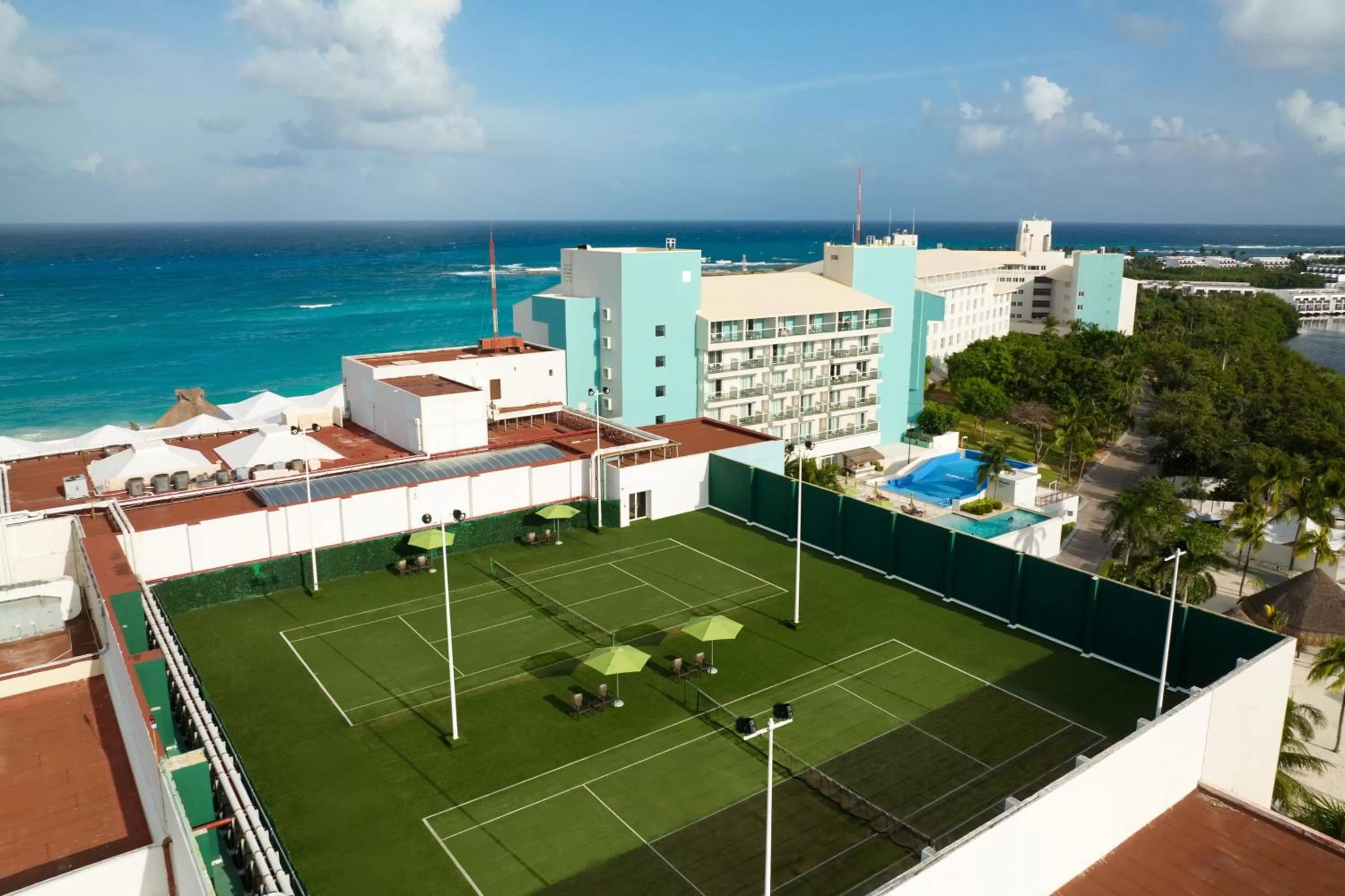 Tennis court in The Westin Resort & Spa Cancun