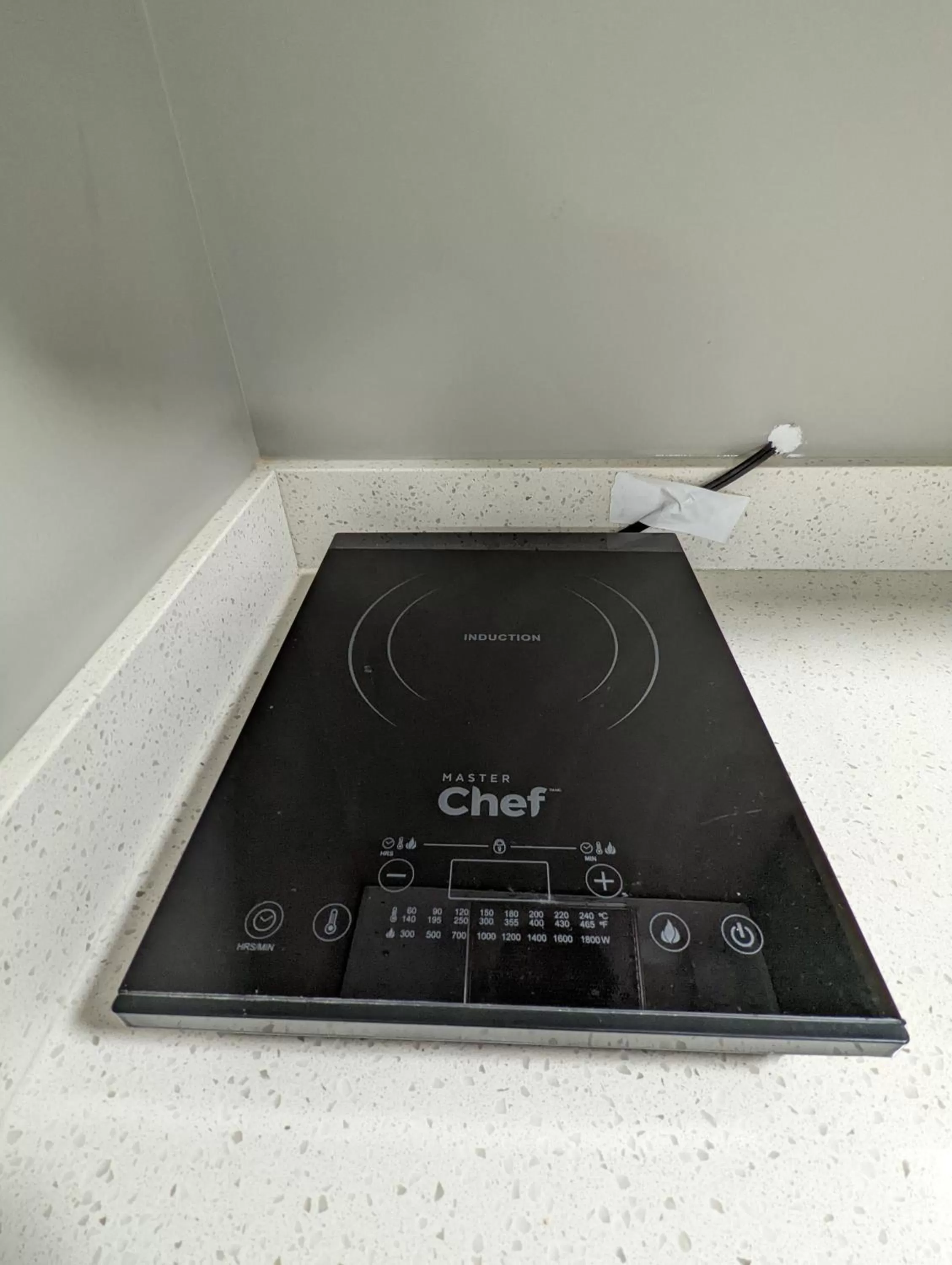 stove in Riverside Motel & Suites