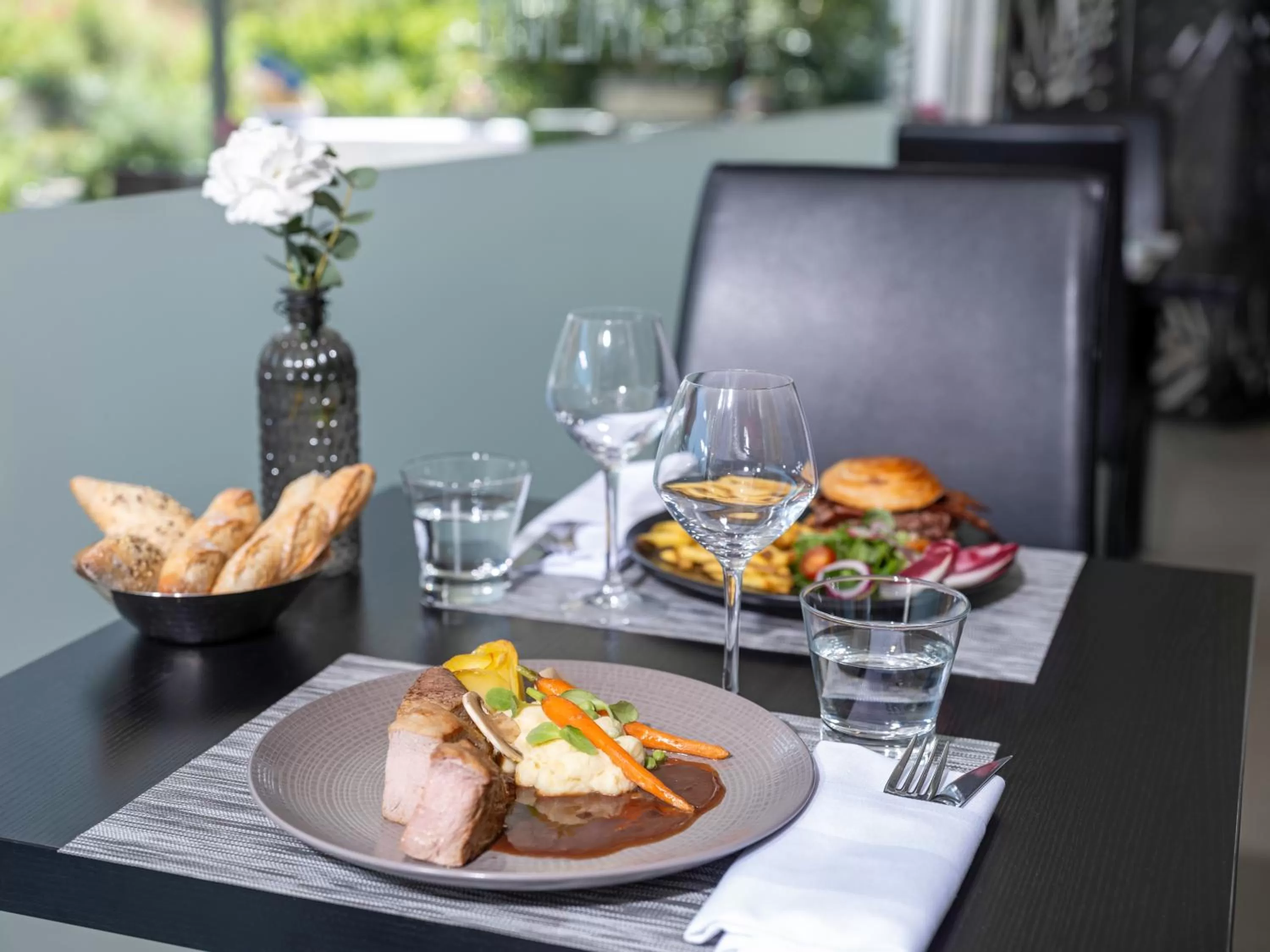 Restaurant/places to eat in Novotel Nantes Centre Gare