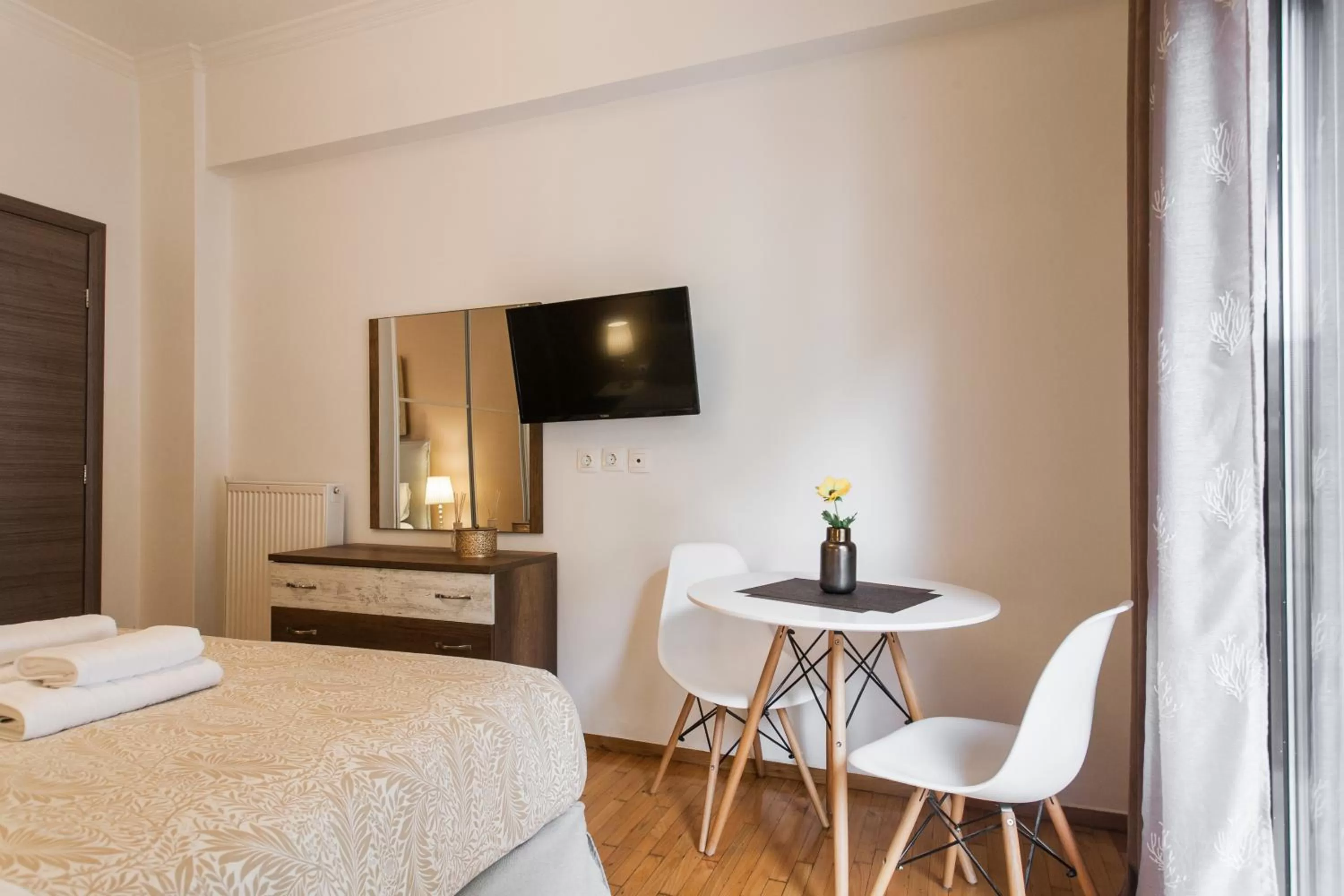 hair dresser, Bed in Nicholas Point Apartments and Rooms