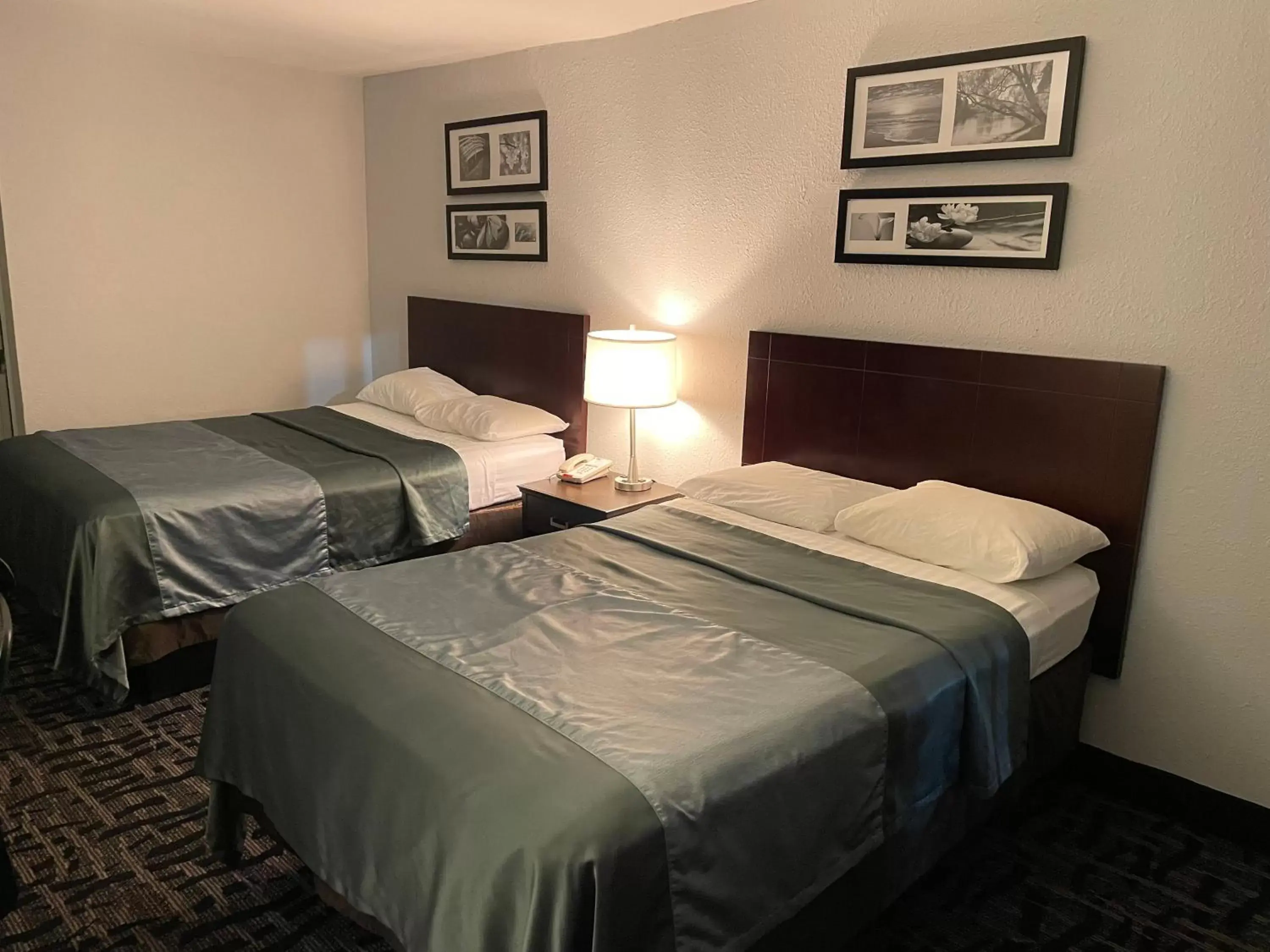 Double Room with Two Double Beds in Scottish Inns Manchester Double Room with Two Double Beds in Scottish Inns Manchester