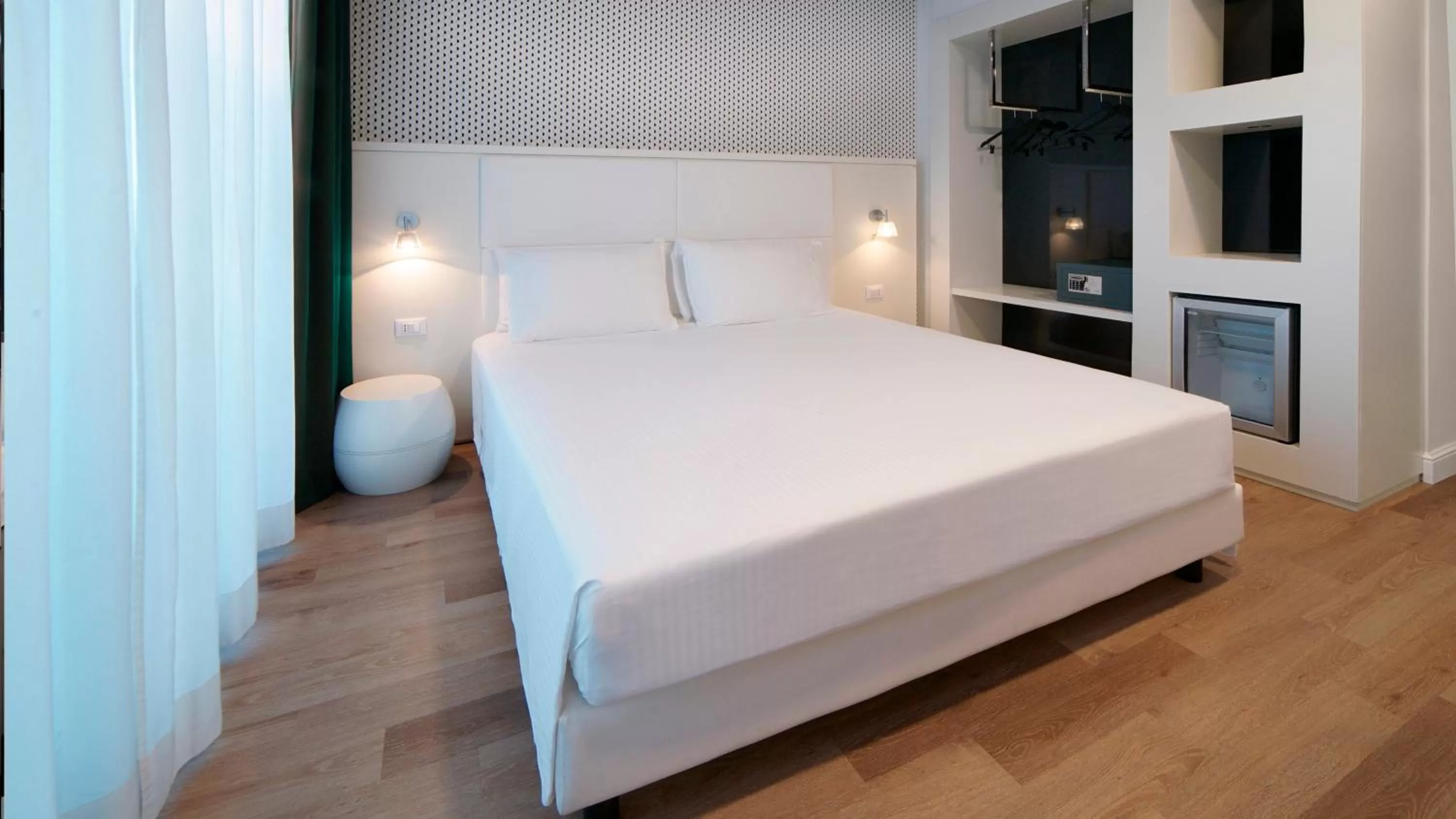 Photo of the whole room, Bed in voco Nola - Naples Vulcano Buono by IHG