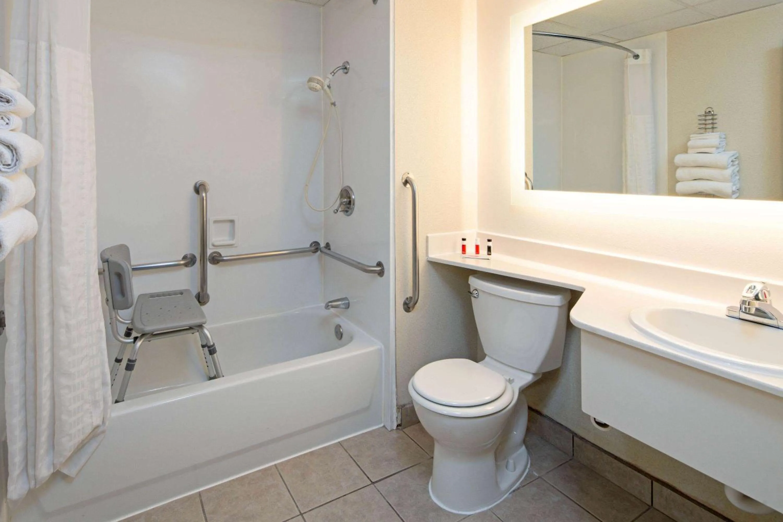 Bathroom in Howard Johnson by Wyndham Albuquerque Midtown