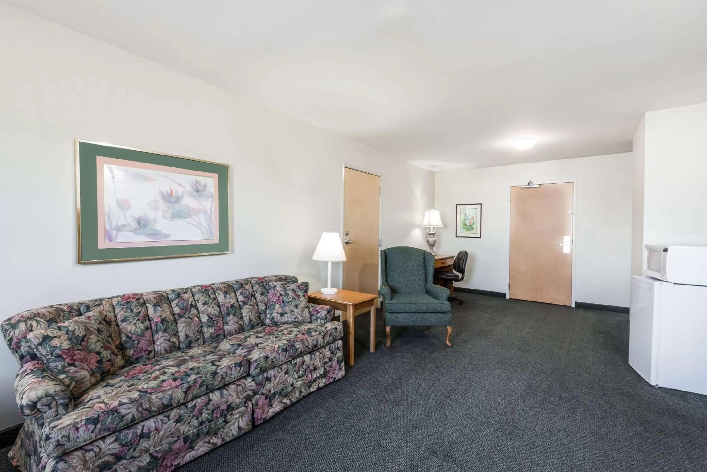 Photo of the whole room in Super 8 by Wyndham Hagerstown/Halfway Area