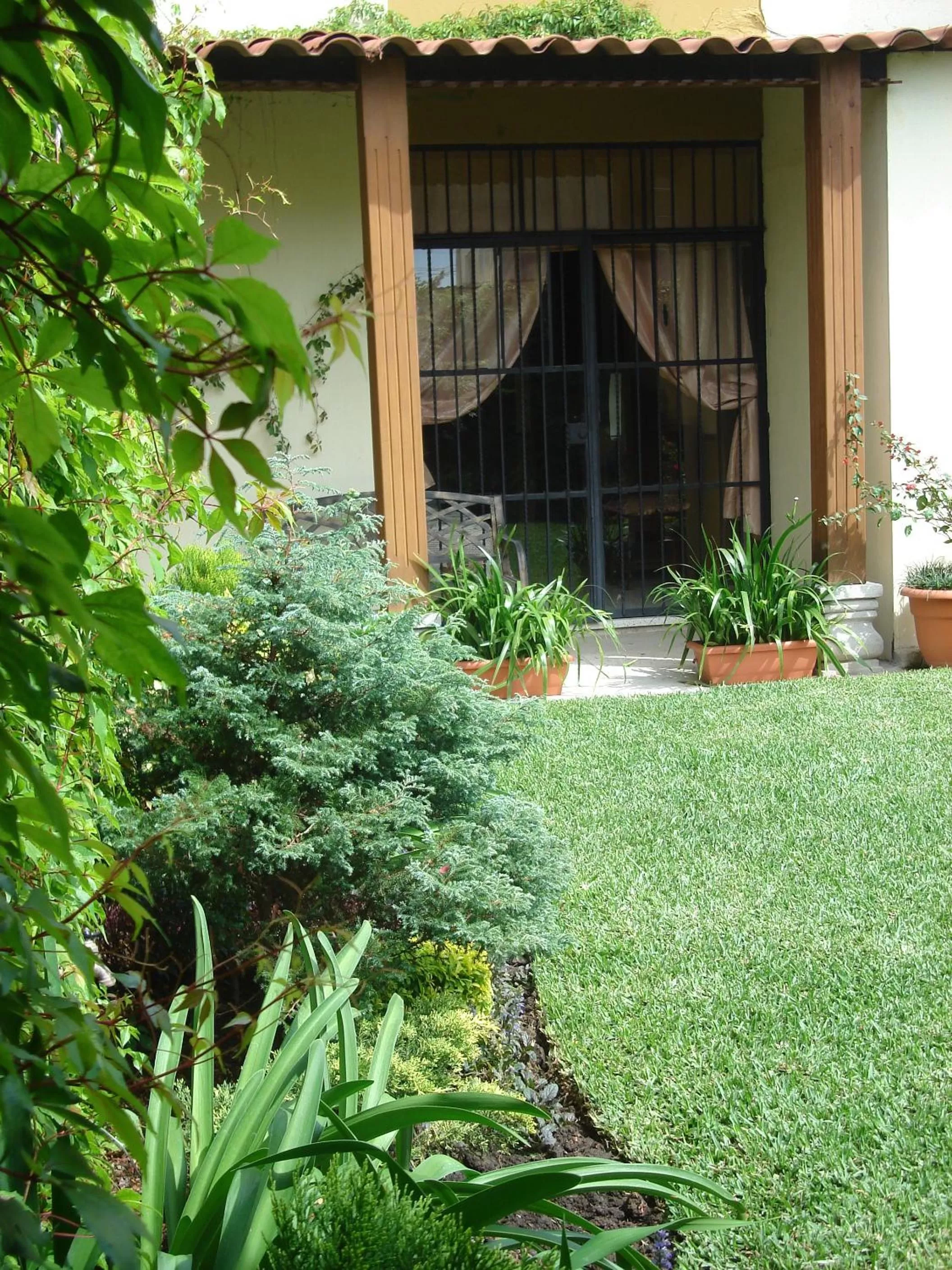 Facade/entrance, Garden in Hostal Villa Toscana