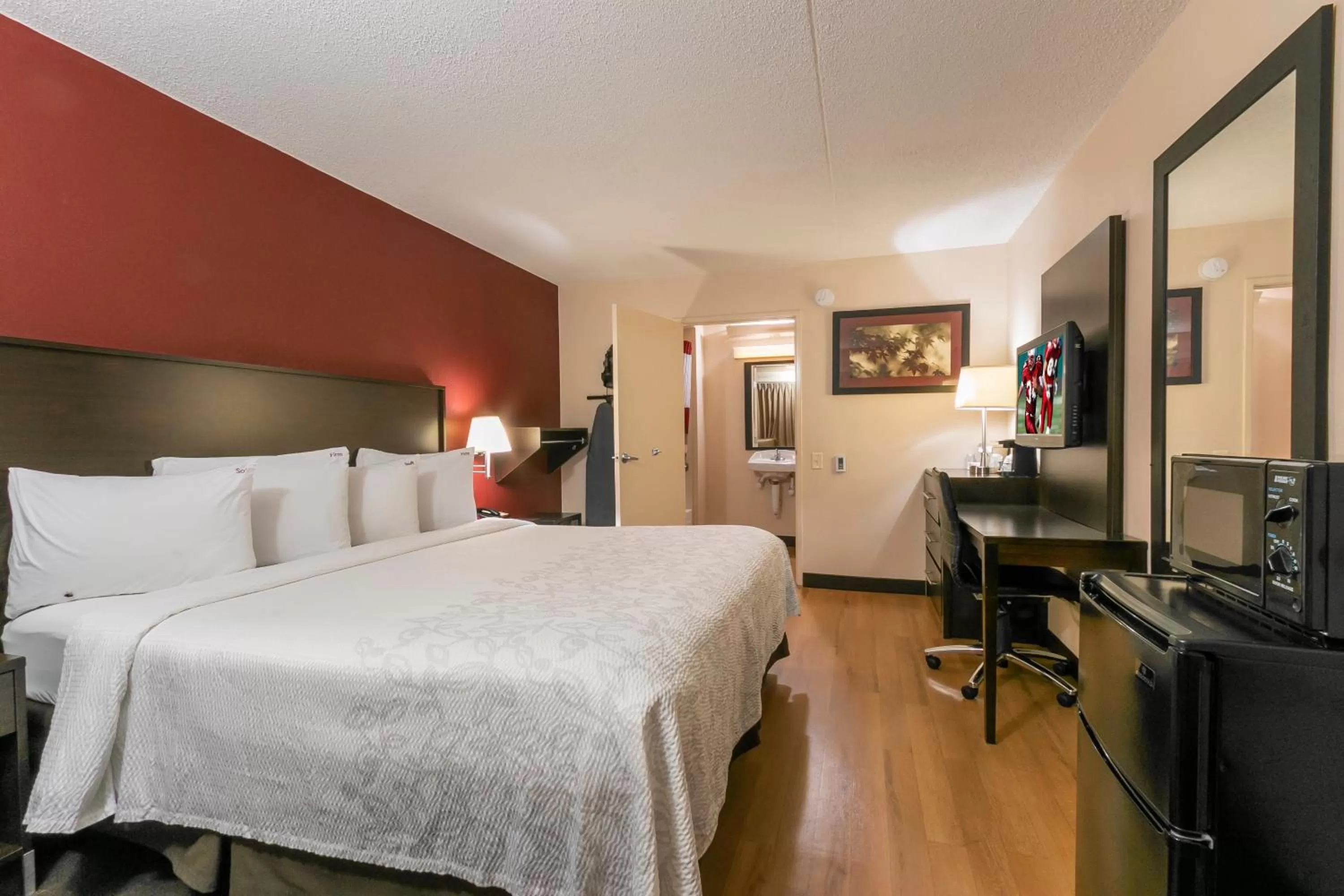 Photo of the whole room, Bed in Red Roof Inn PLUS+ Pittsburgh East - Monroeville