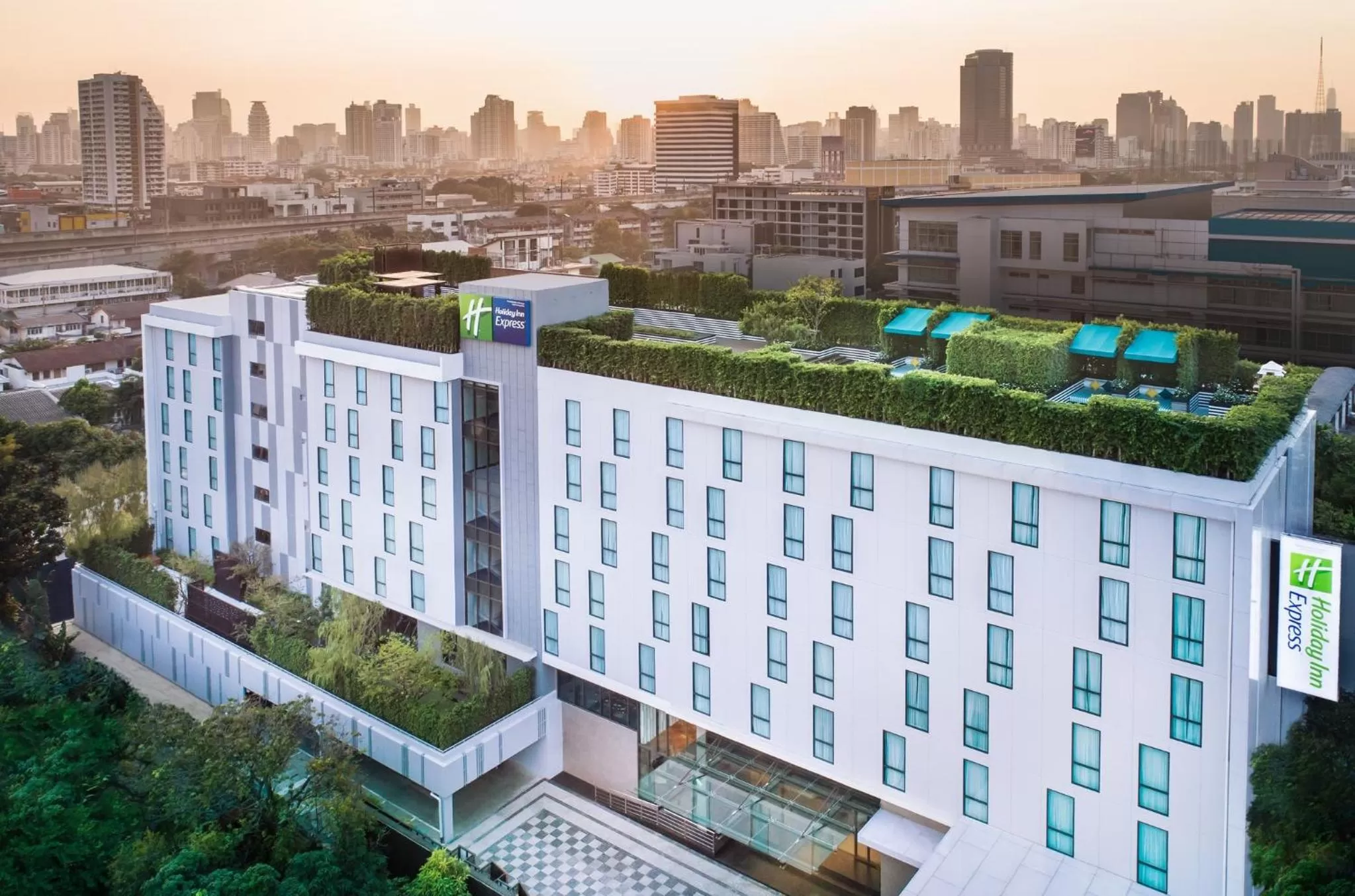 Property building in Holiday Inn Express Bangkok Soi Soonvijai by IHG