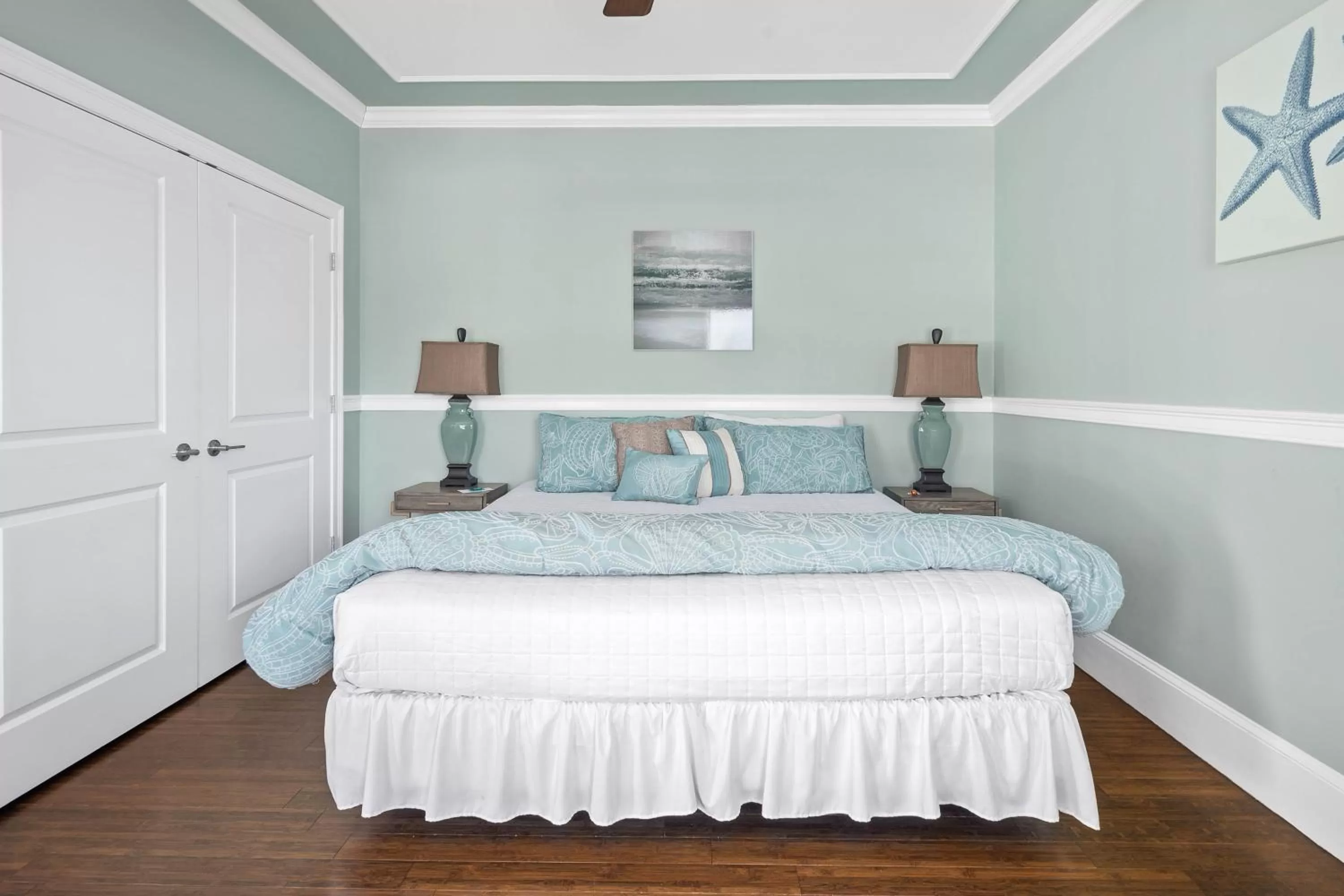 Bed in The Beacon Waterfront Inn