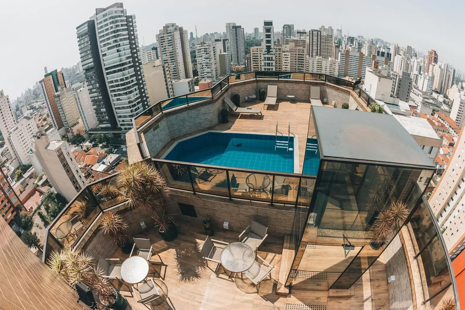 Pool view in Golden Tower Pinheiros by Fênix Hotéis