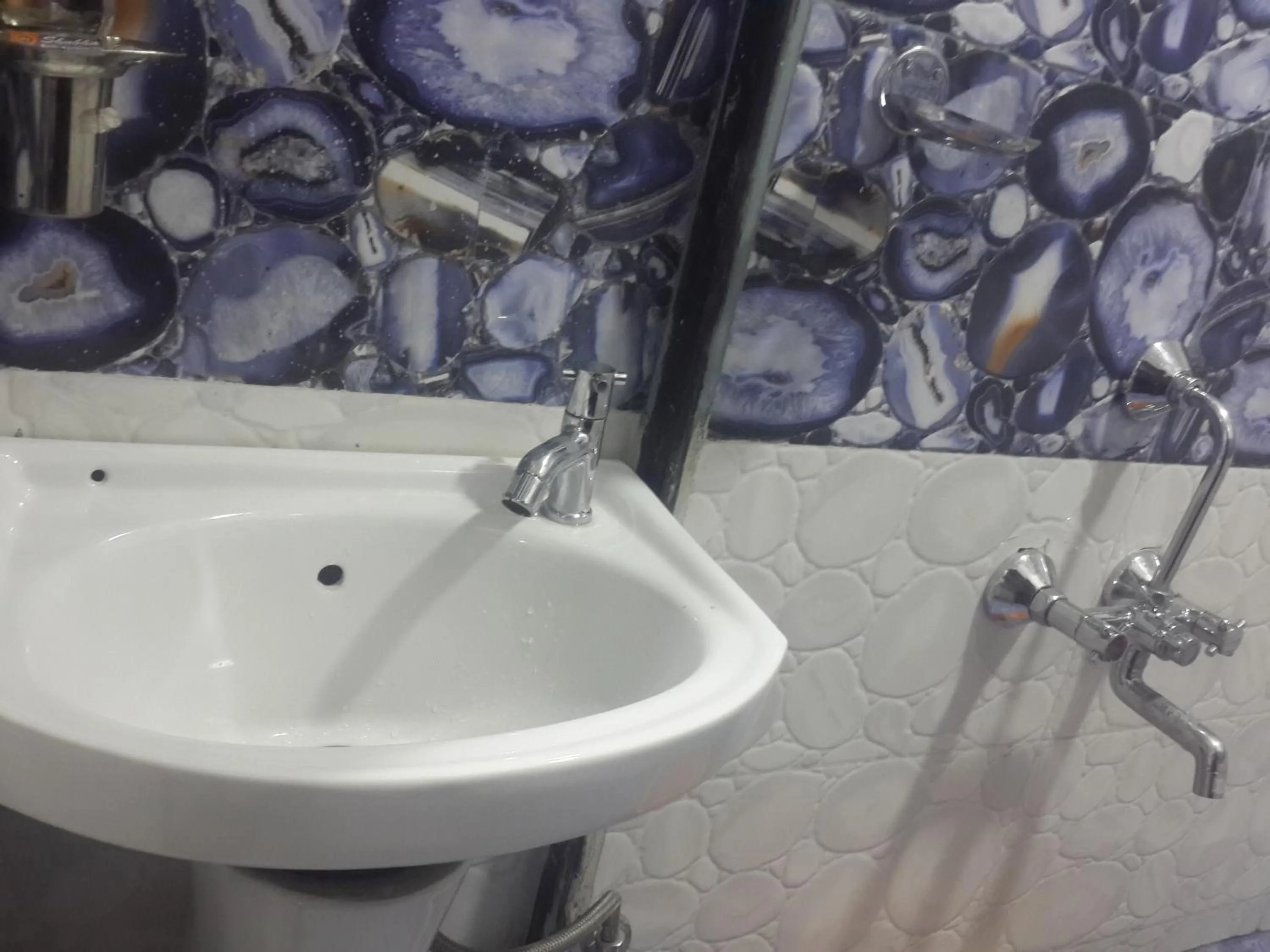 Bathroom in Hotel Holiday Era Opposite Railway Station