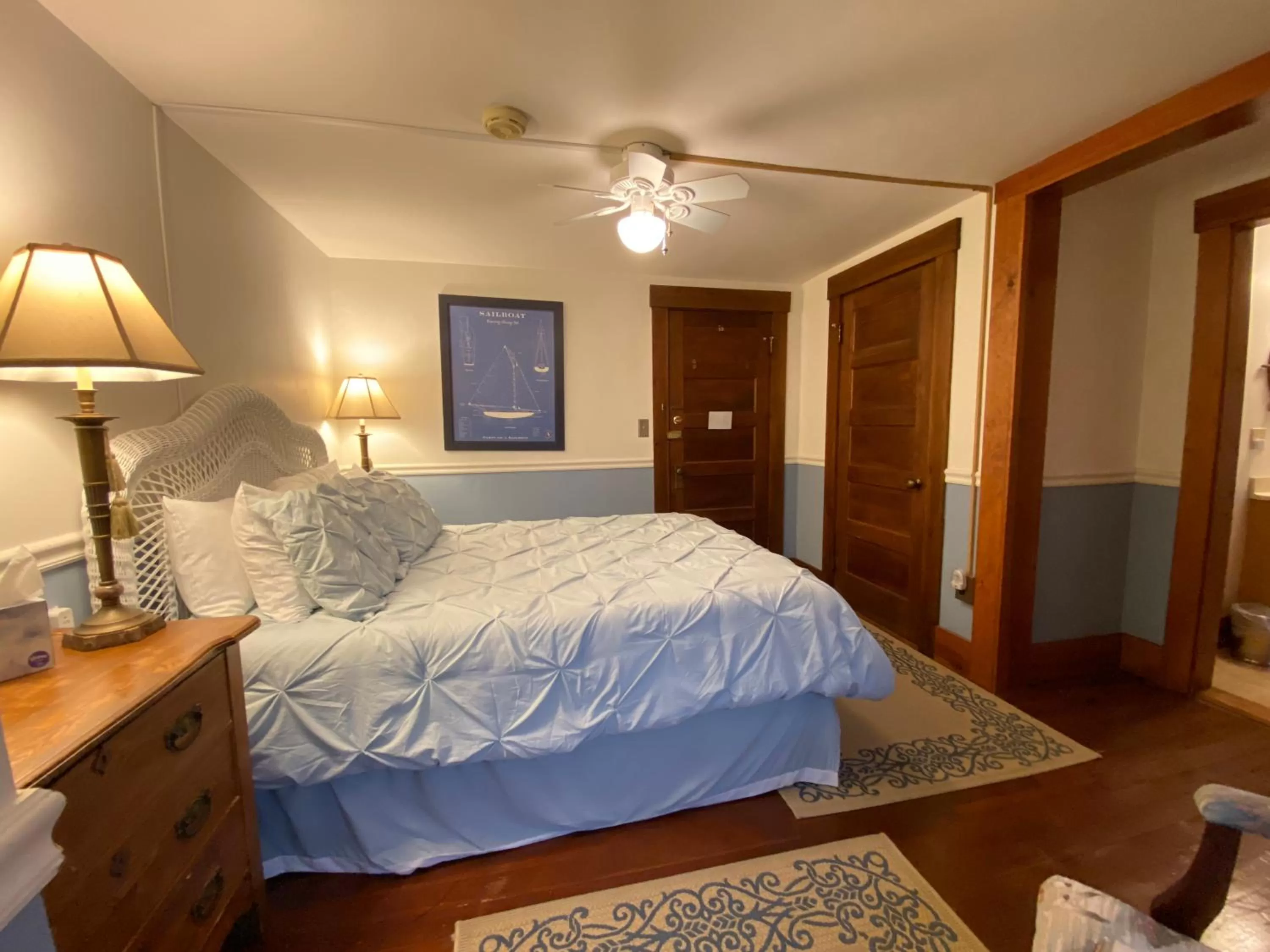 Bedroom, Bed in Follansbee Inn