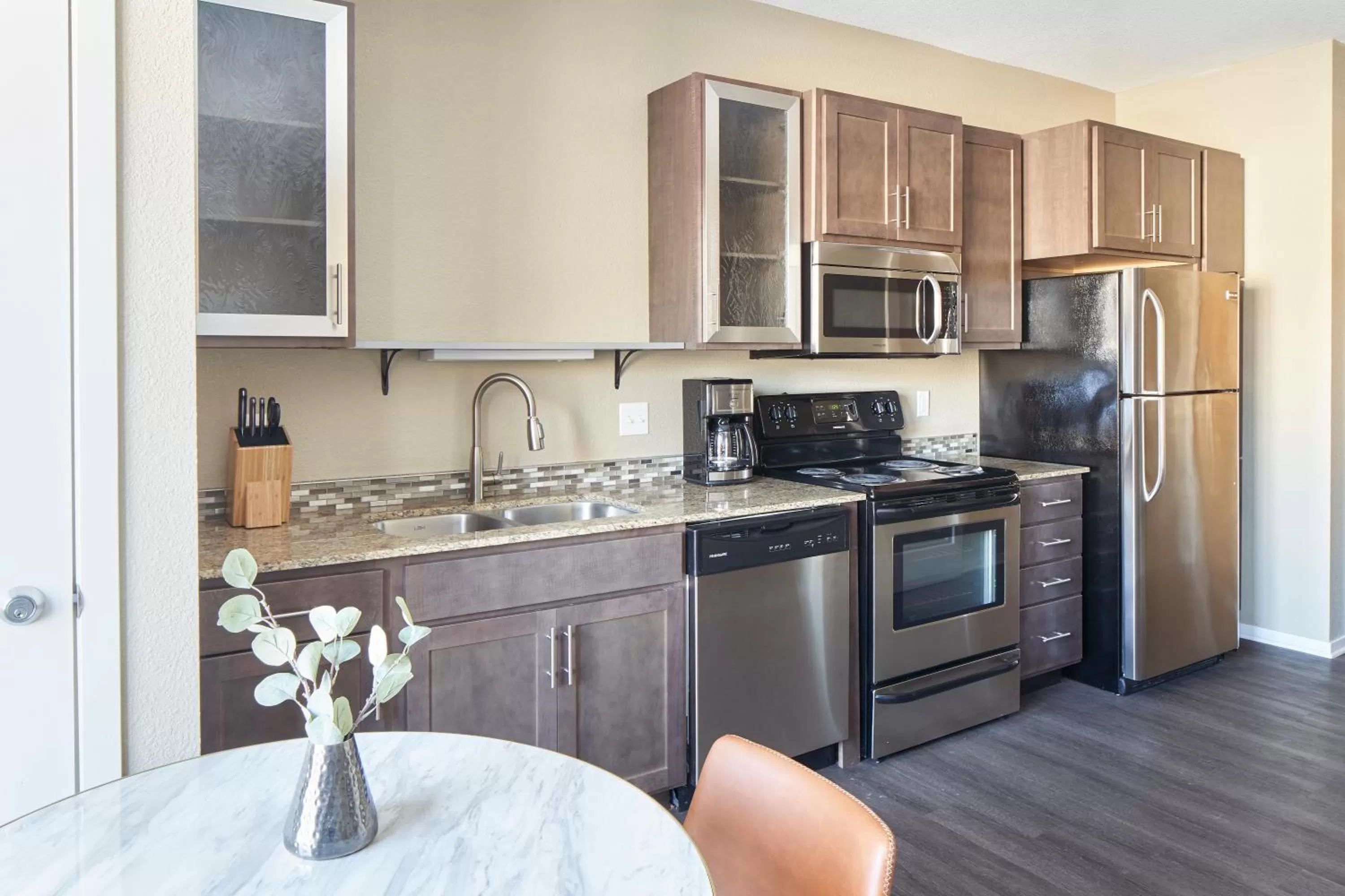Living room, Kitchen/Kitchenette in Sonder at The Palmer