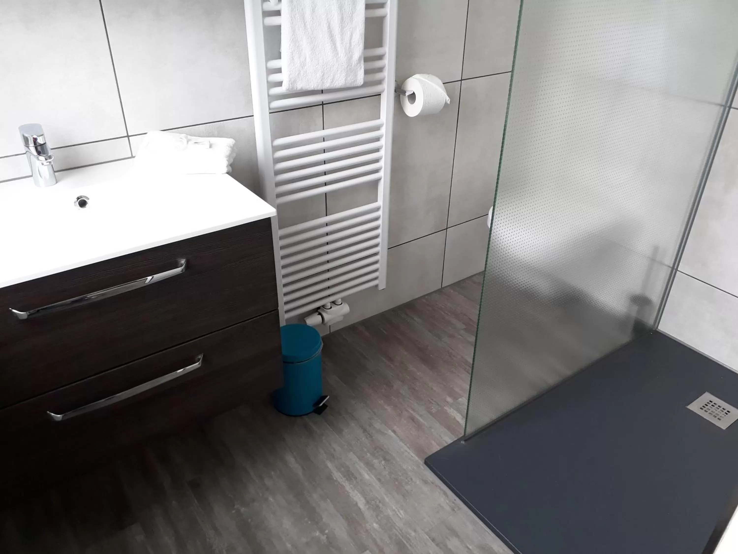 Bathroom in Hotel M24 - Alle Zimmer mit Küchenzeile