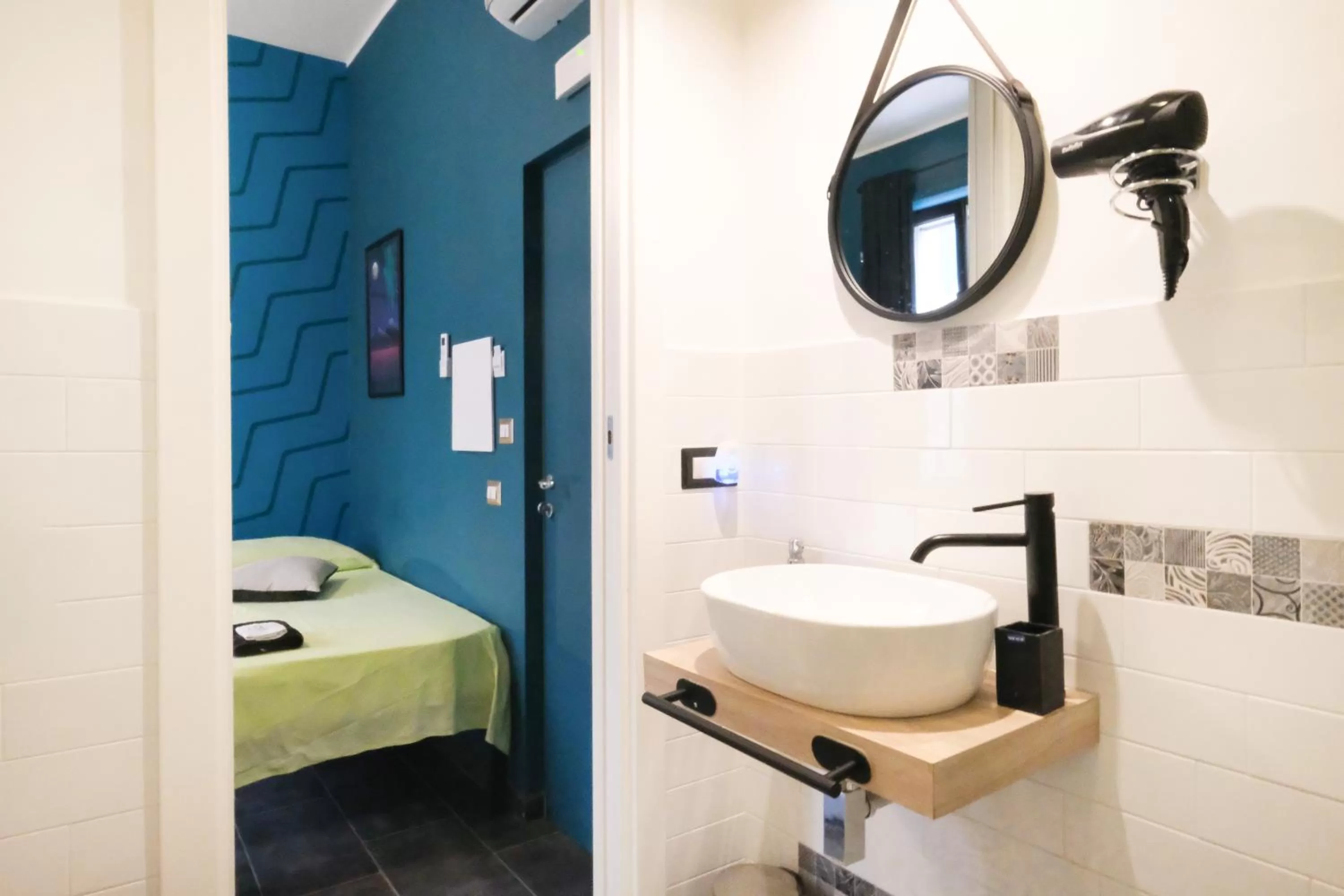 Bathroom, Bed in LH51 Rooms