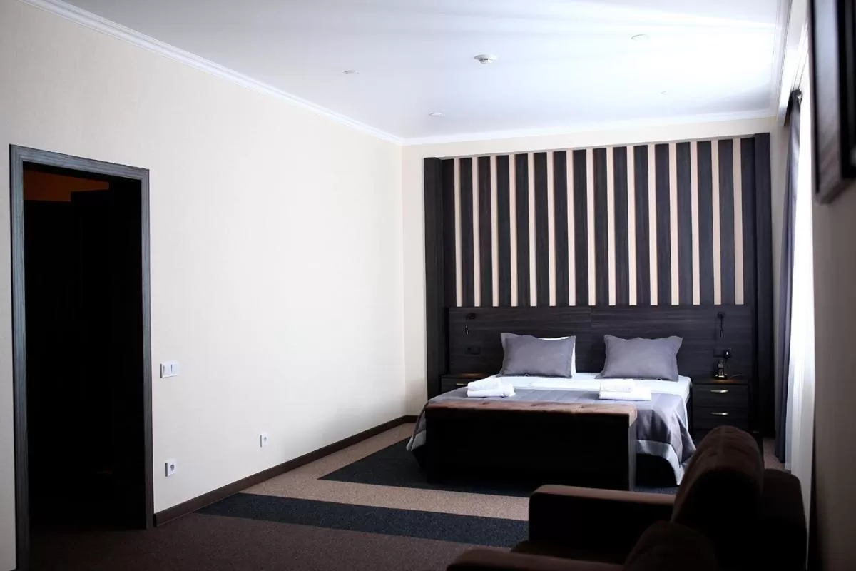 Photo of the whole room, Bed in Meridian