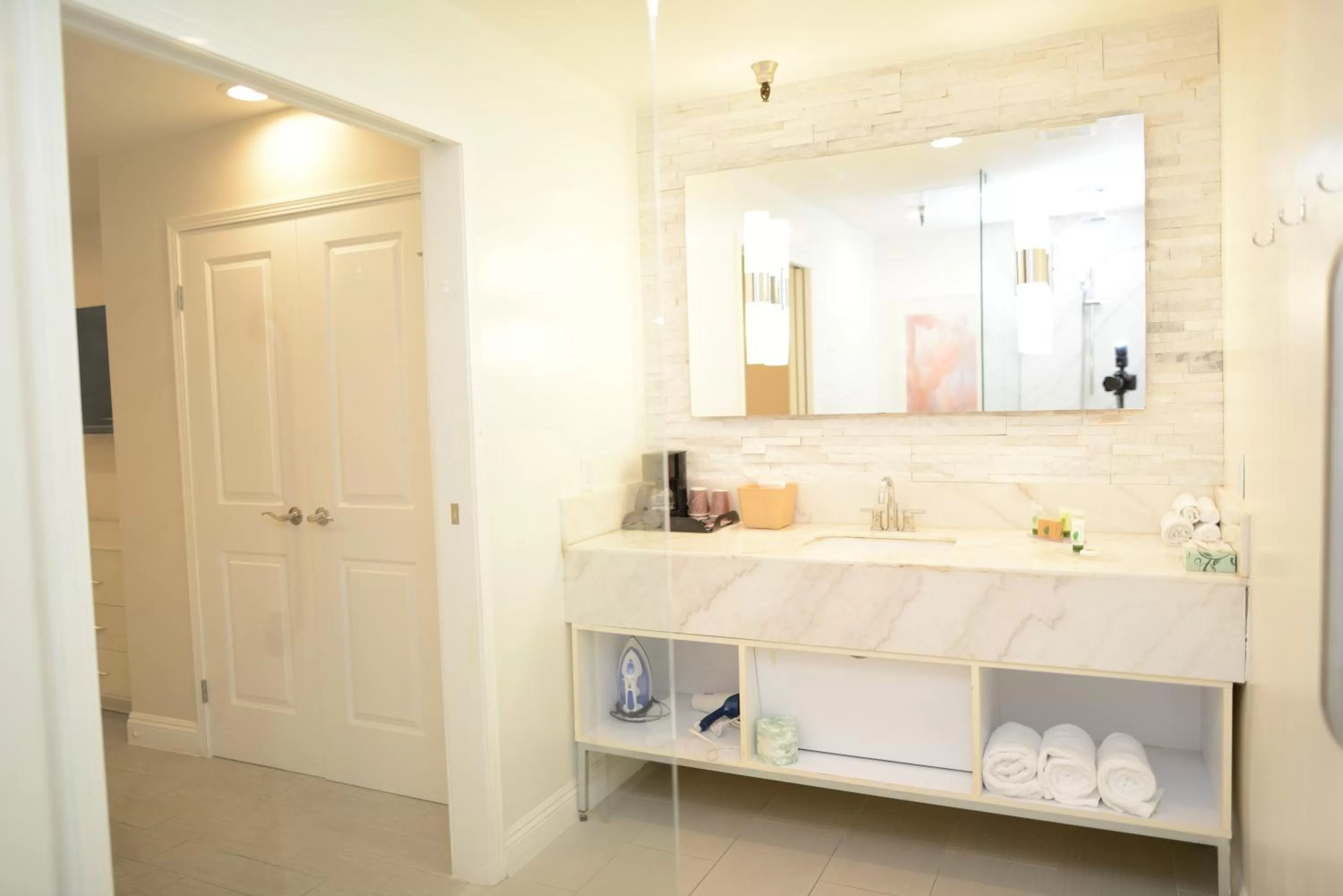 Shower in Hotel Le Reve Pasadena