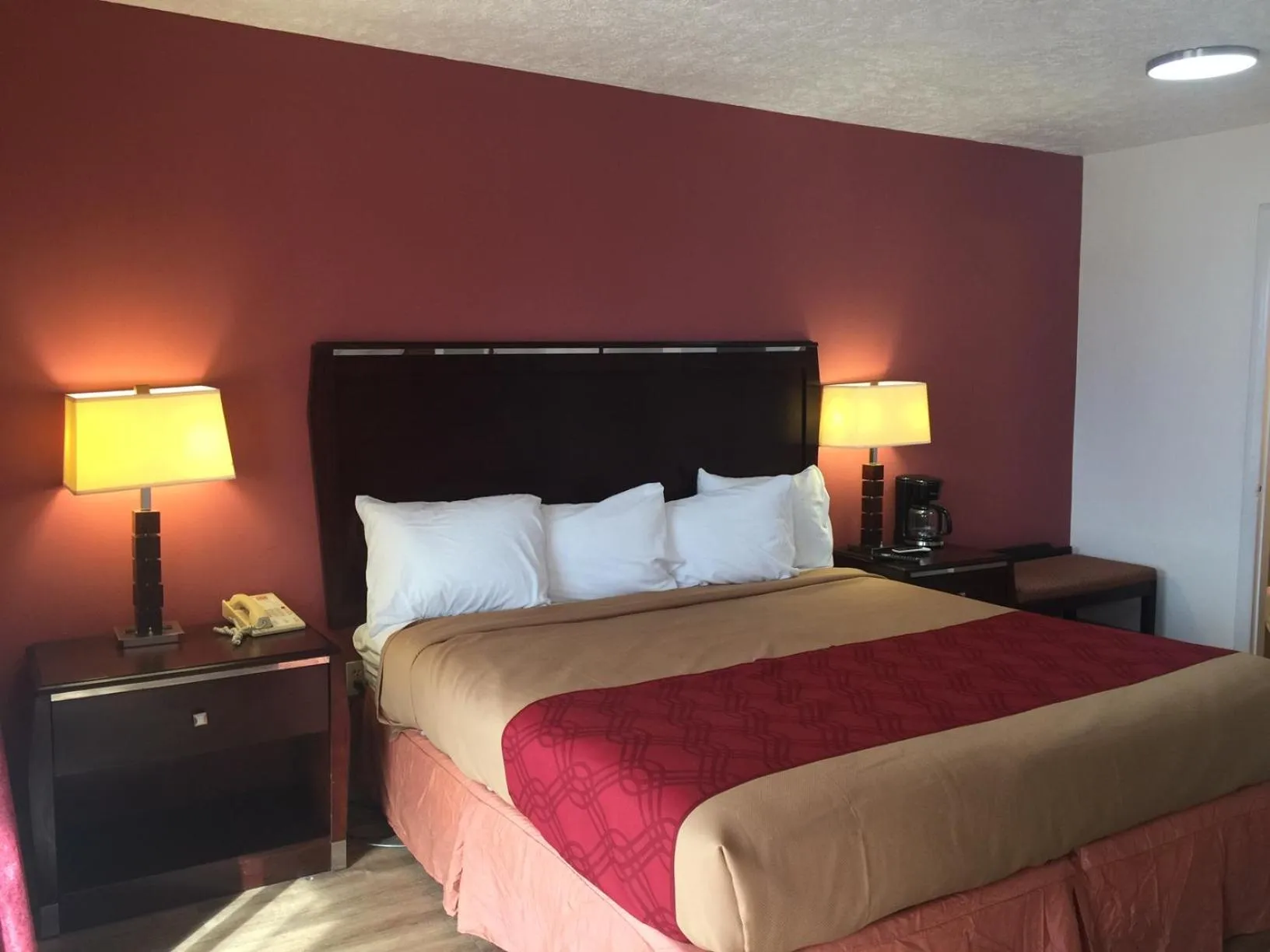 Photo of the whole room, Bed in Econo Lodge Inn & Suites Lake Harmony - Pocono Mountains Area