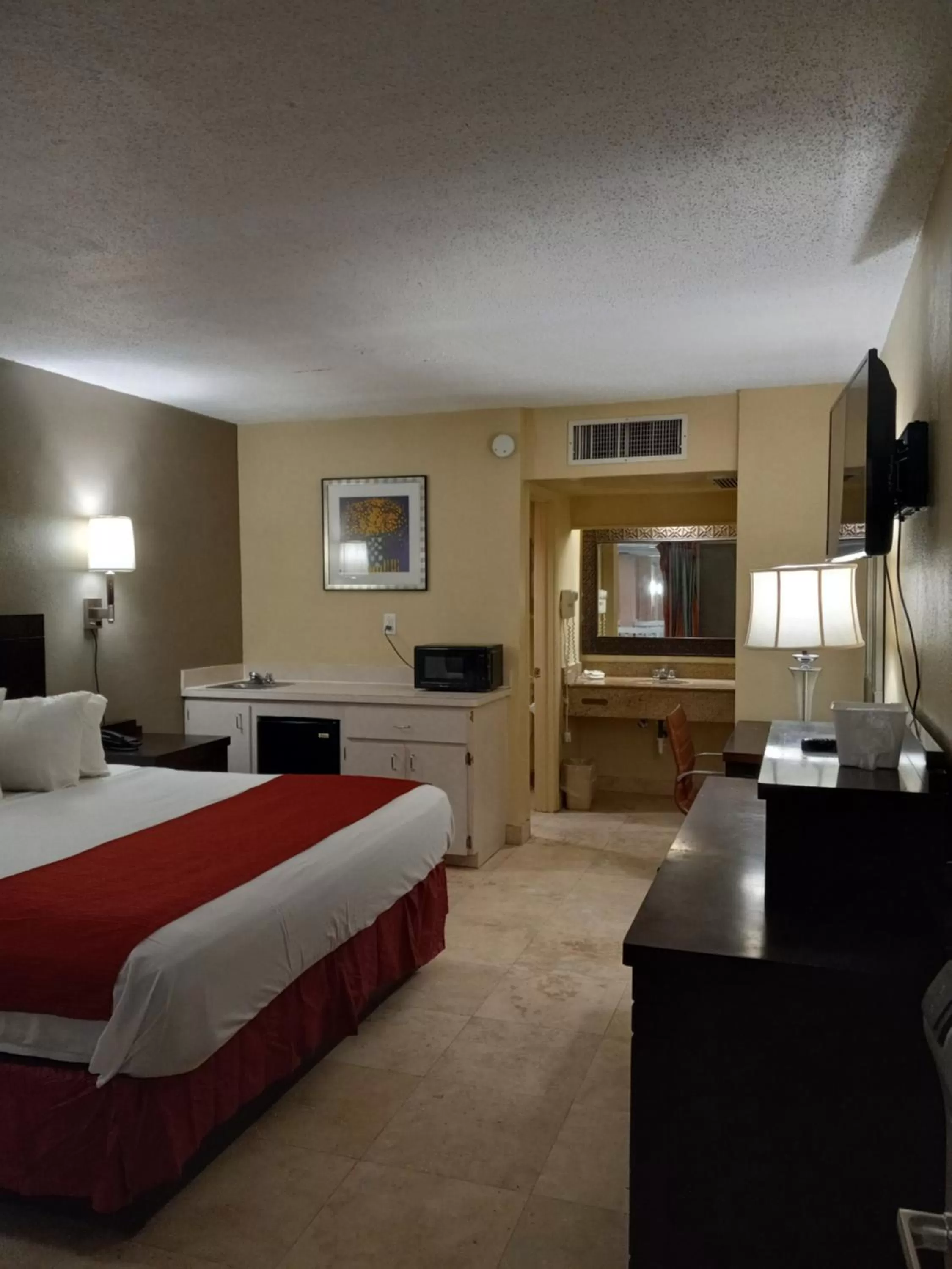 Photo of the whole room in Holiday Hotel