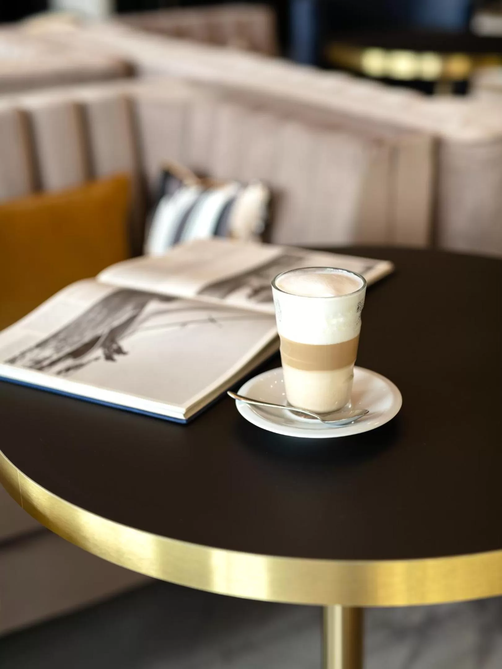 Lounge or bar in Hotel Mercure Roscoff Bord De Mer