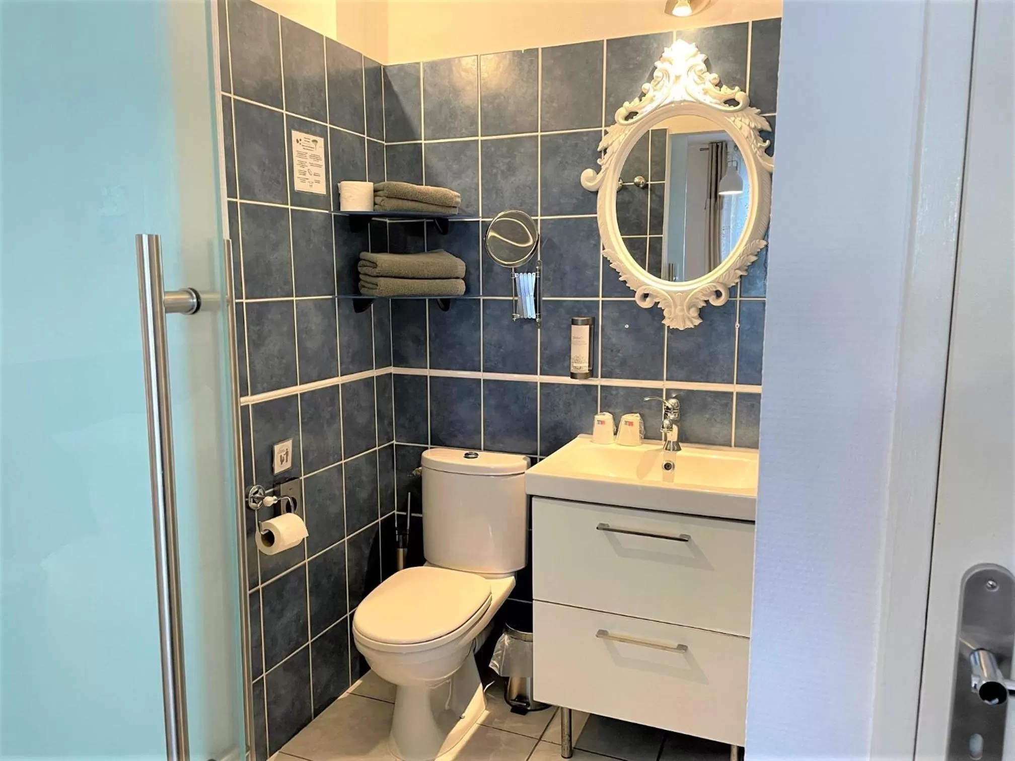 Bathroom in Hôtel Le Méditerranée