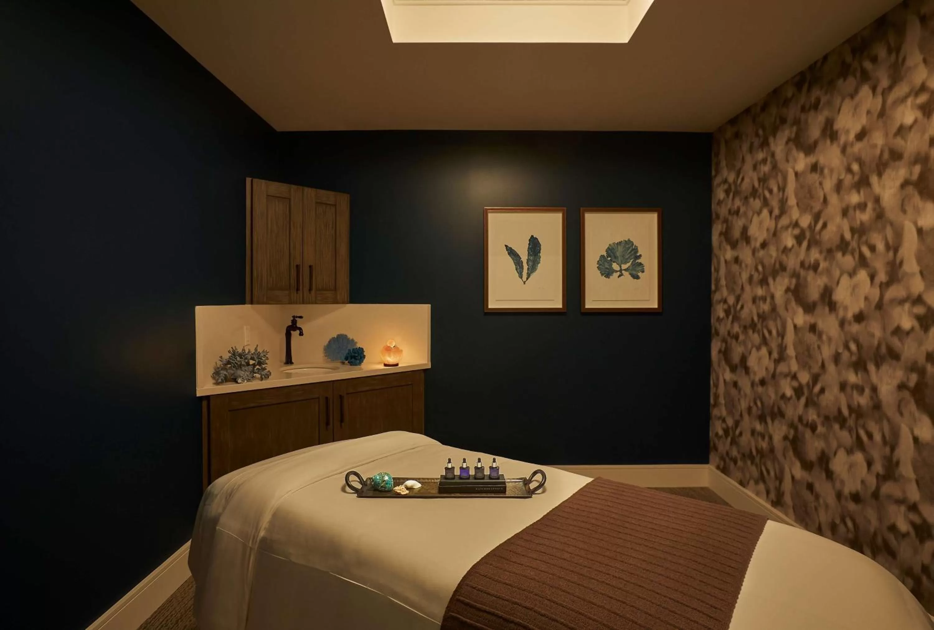 Spa and wellness centre/facilities, Bed in The Waterfront Beach Resort, A Hilton Hotel