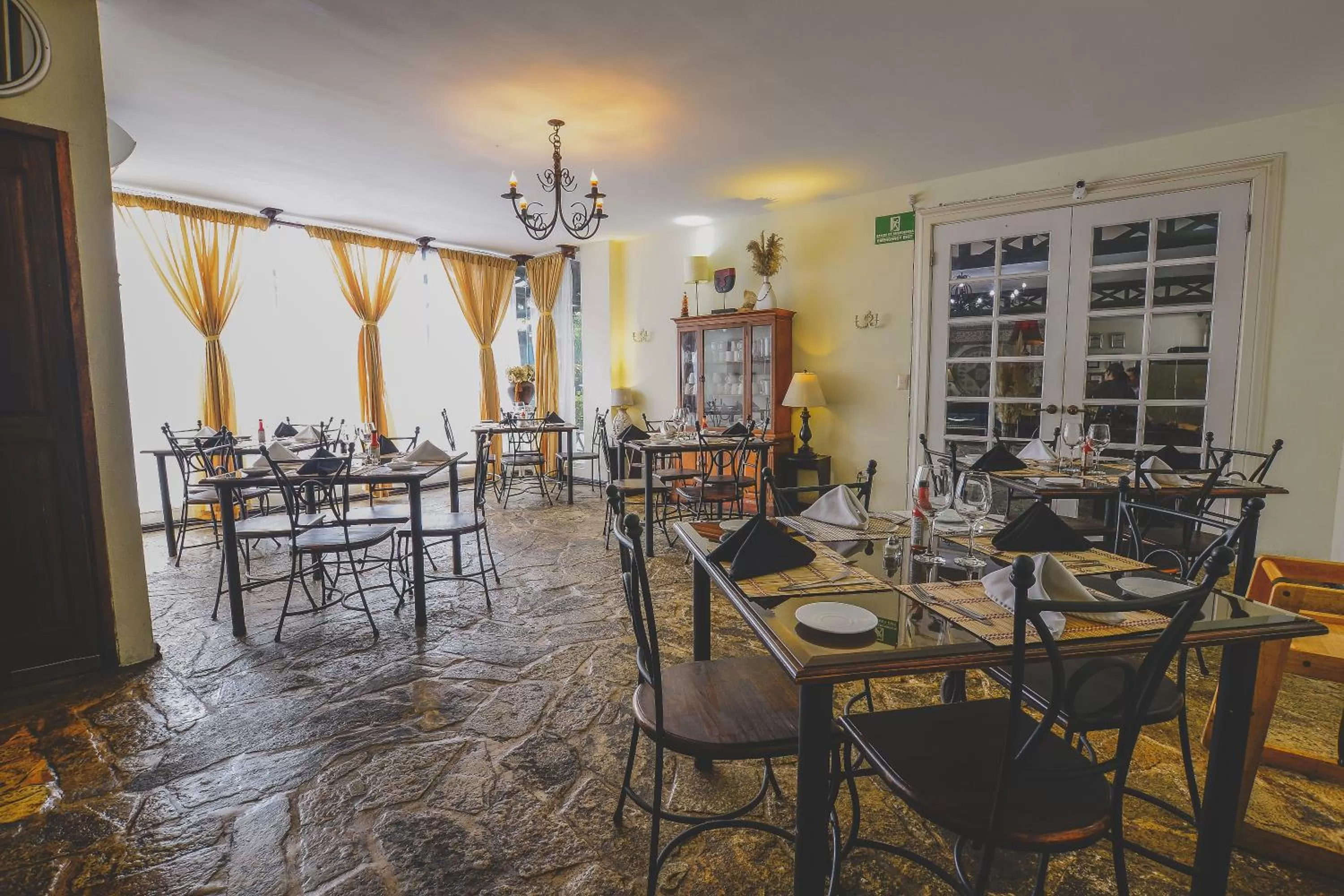 Restaurant/places to eat in Hotel Luisiana