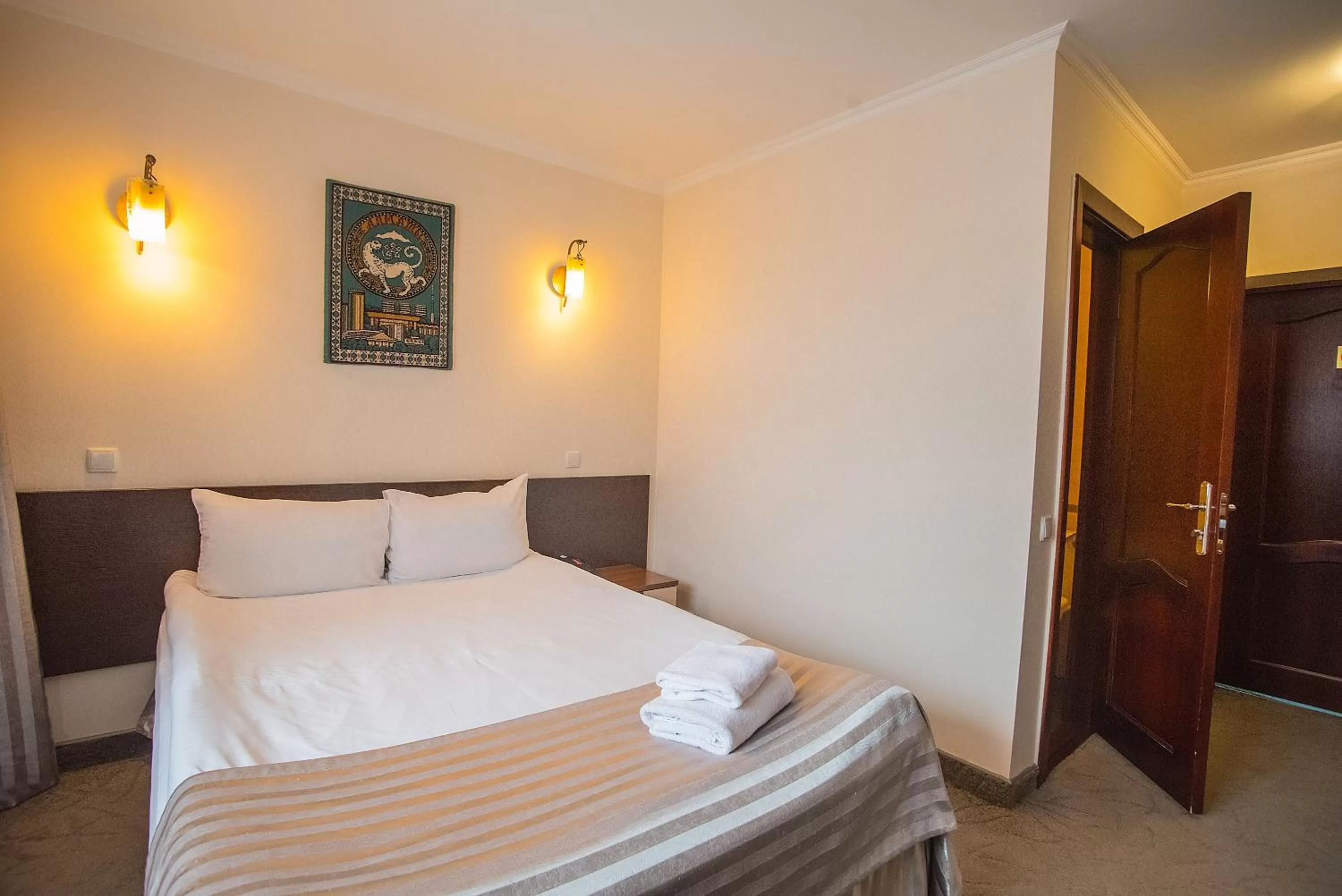 Photo of the whole room, Bed in Alma