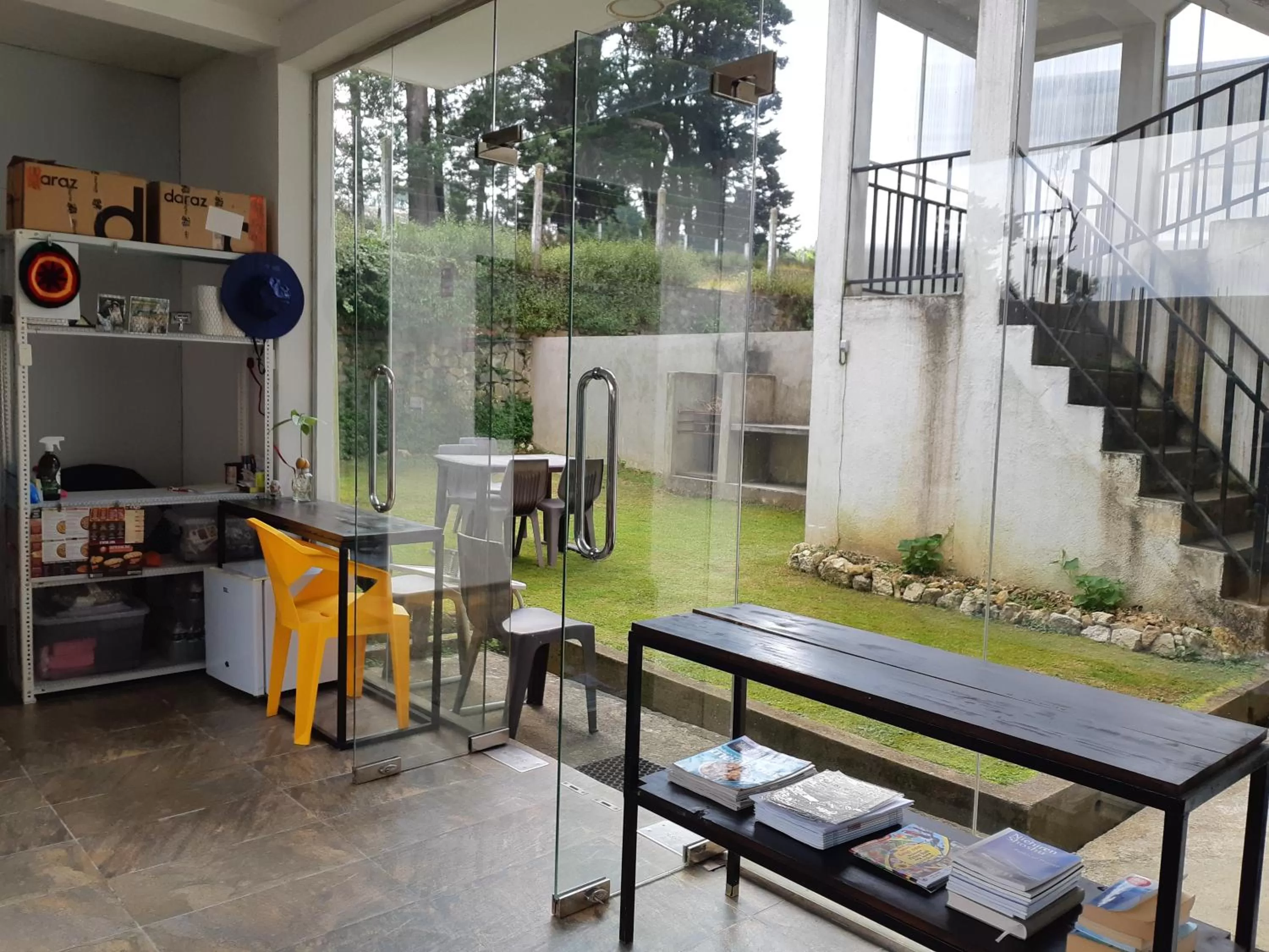 Garden, Kitchen/Kitchenette in Siril Guesthouse Hostel