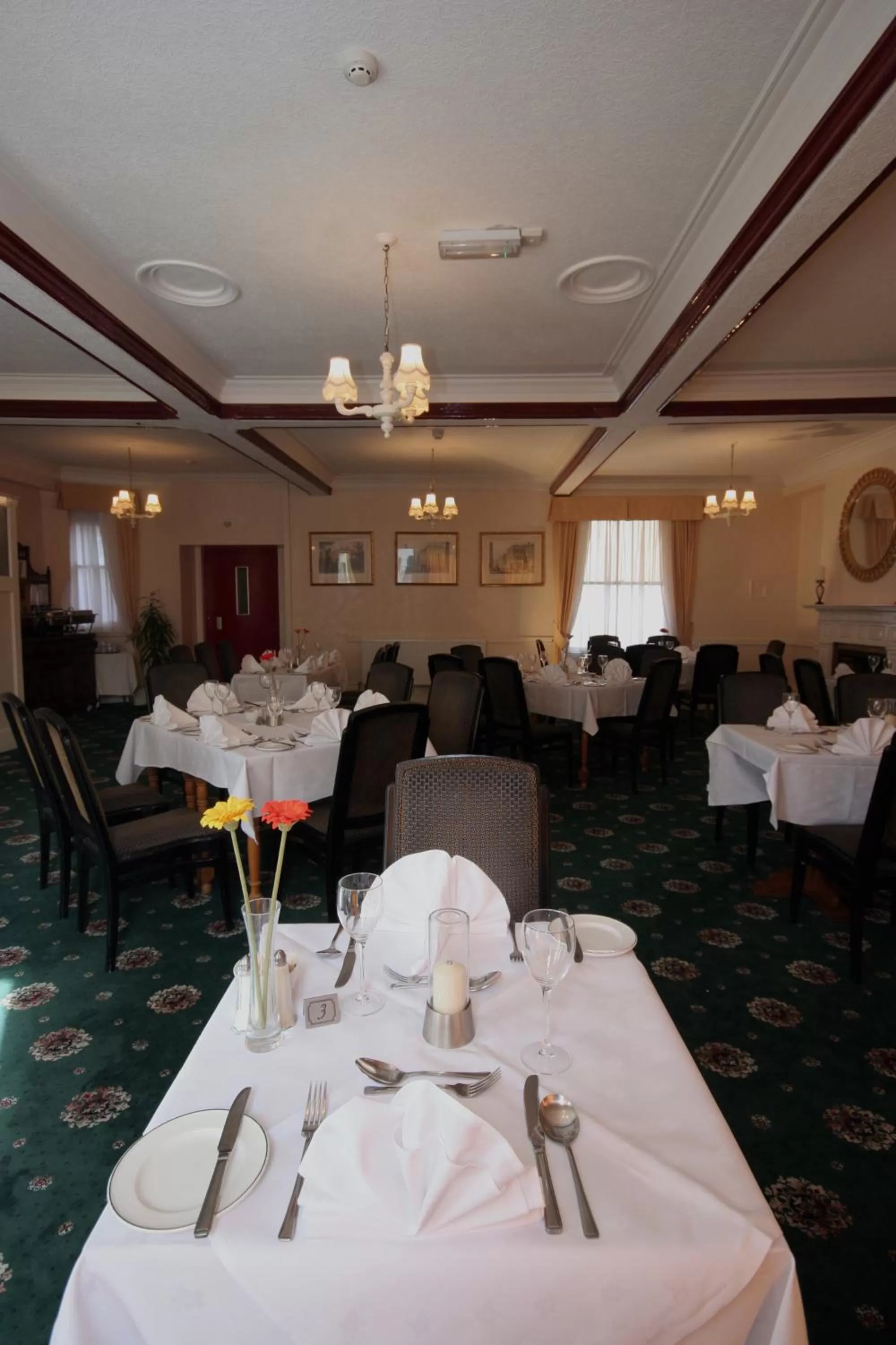 Restaurant/places to eat in The Broadway Hotel