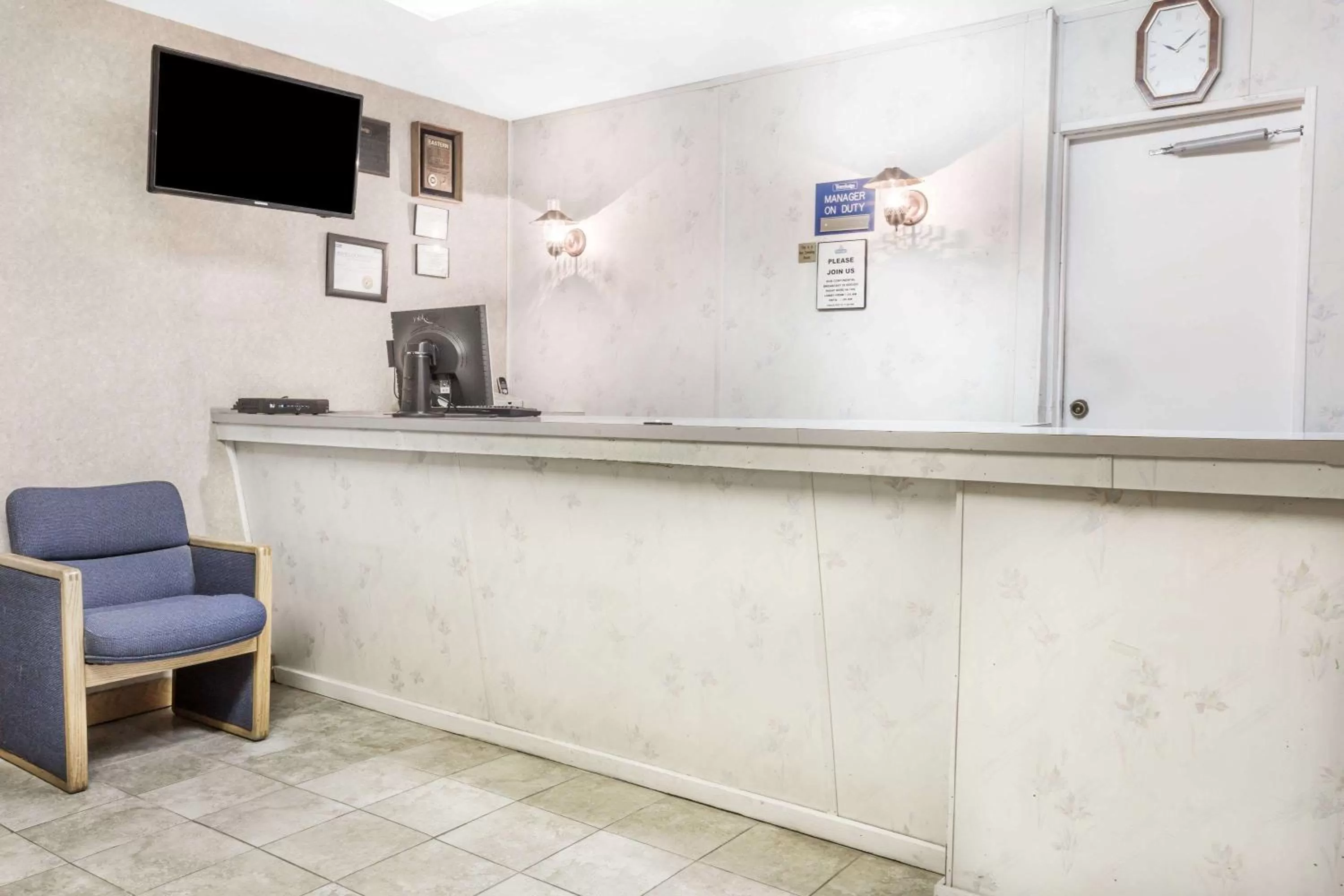 Lobby or reception in Travelodge by Wyndham La Grande