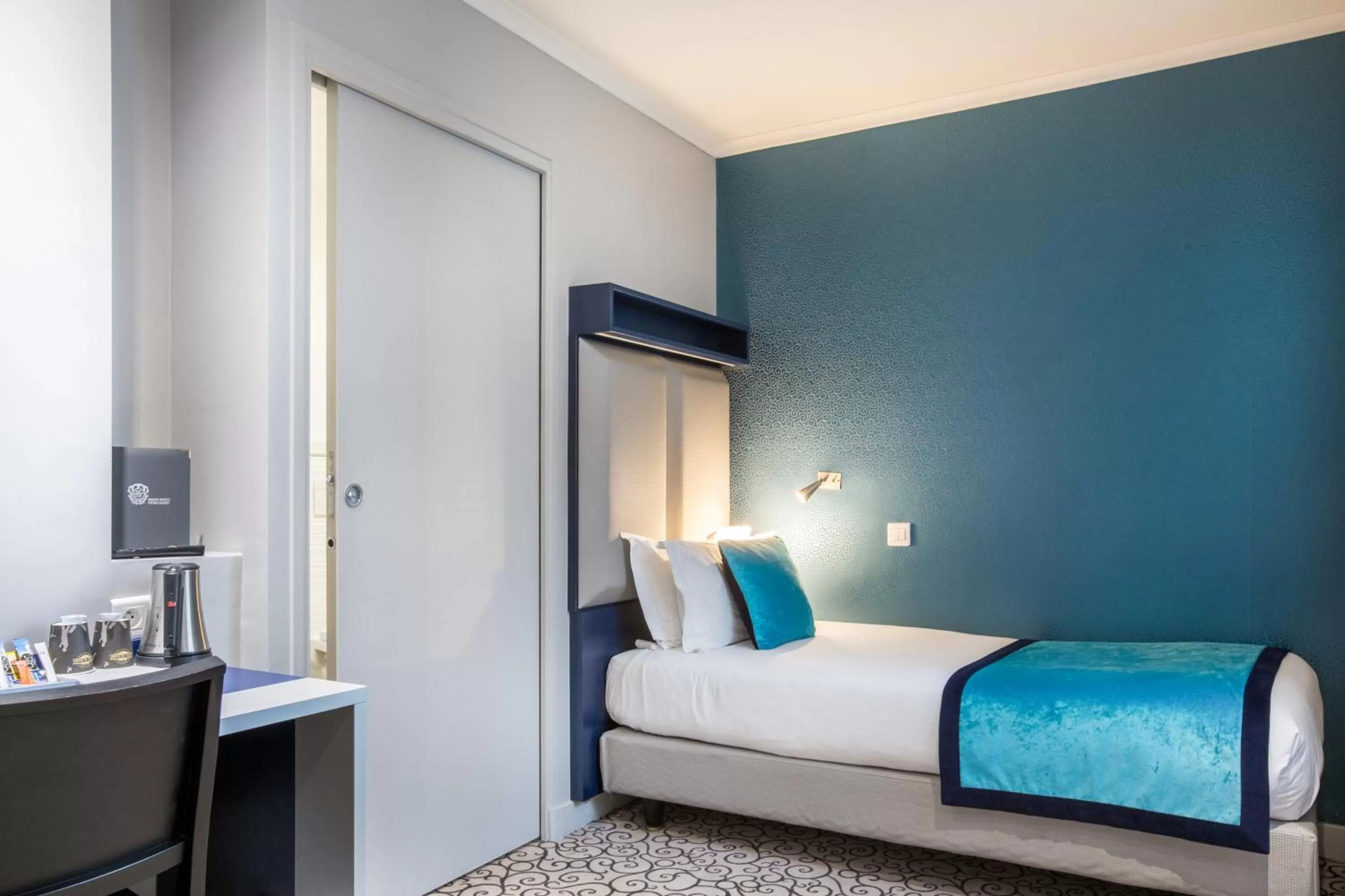 Photo of the whole room, Bed in Prince Albert Montmartre