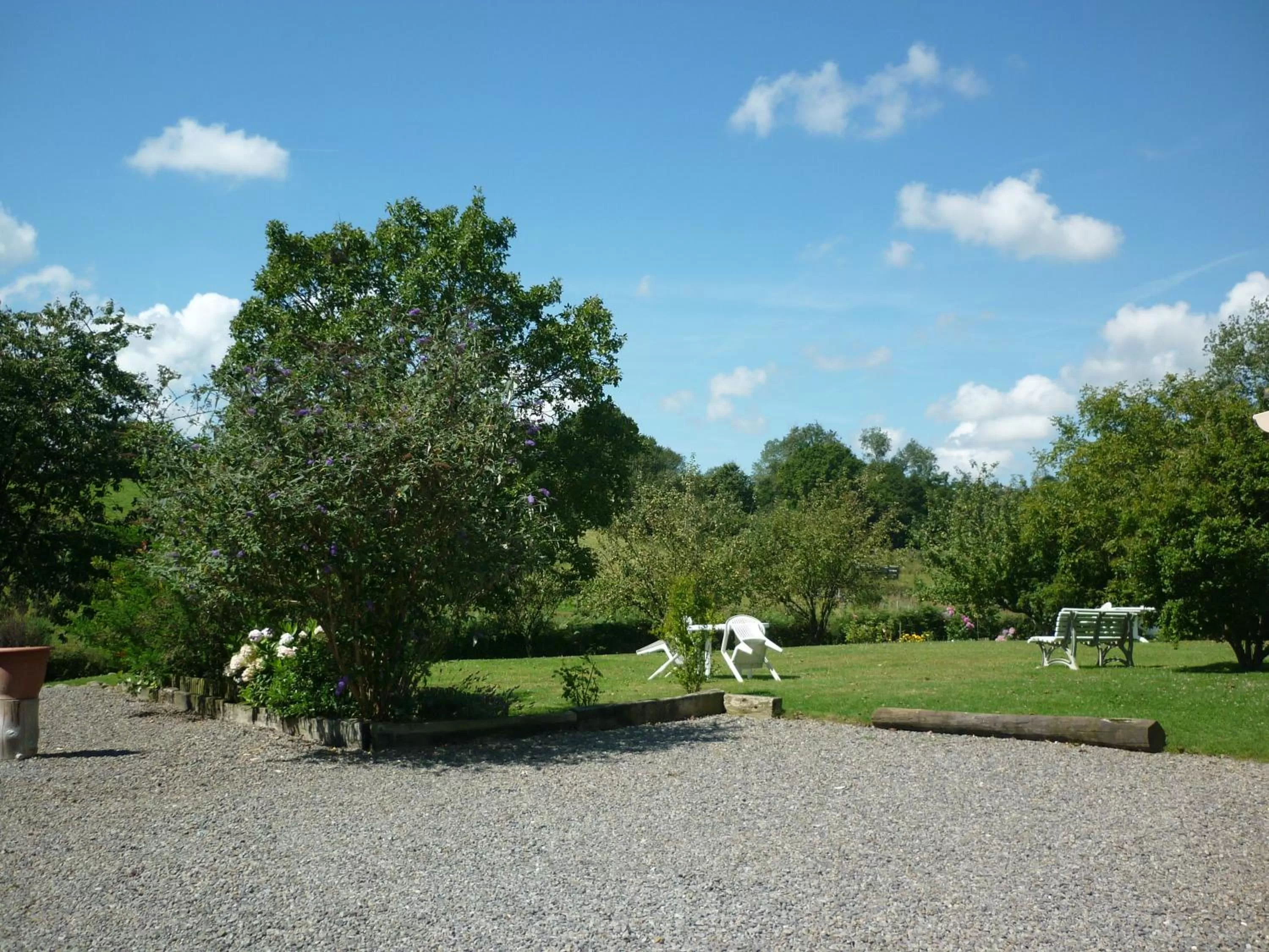 Facade/entrance in La Parisiere