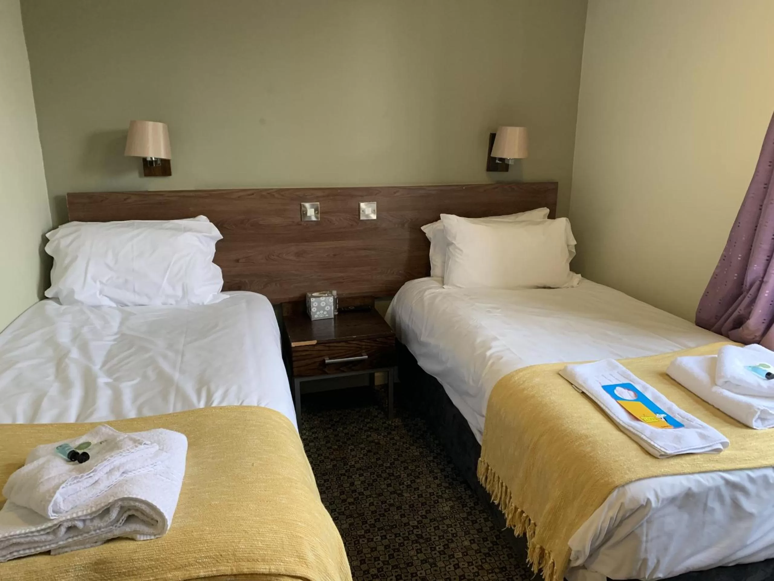 Bedroom, Bed in George and Dragon