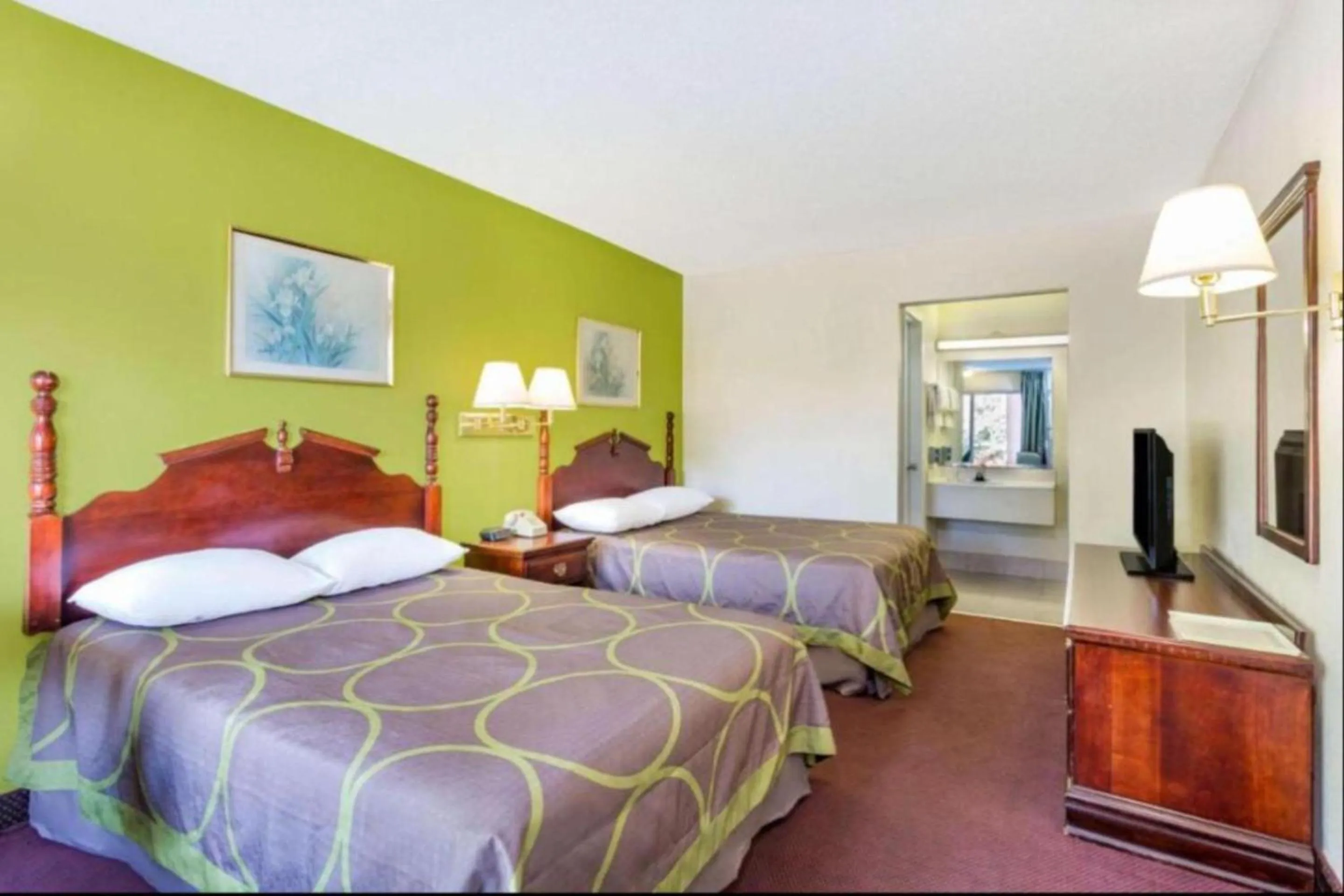 Superior Double Room with Two Double Beds in Ashland Studio Inn