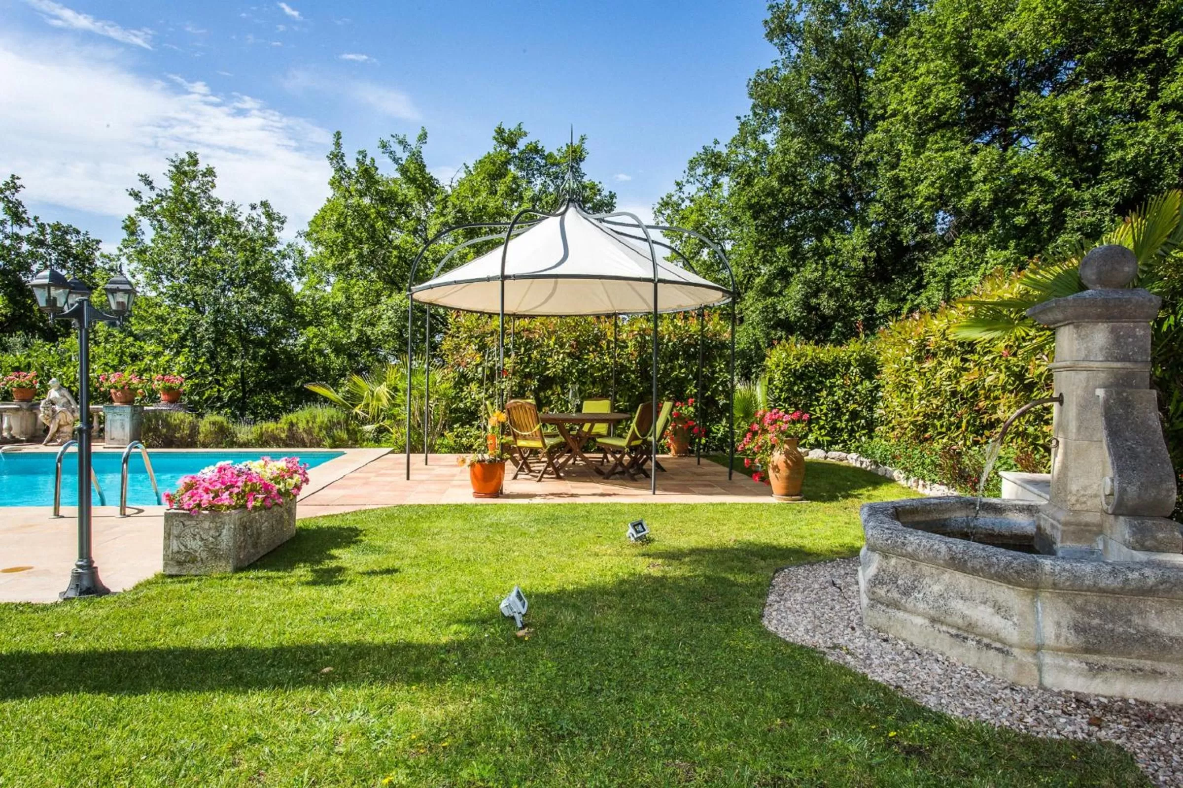 Seating area in Mas Du Roc Bed & Breakfast