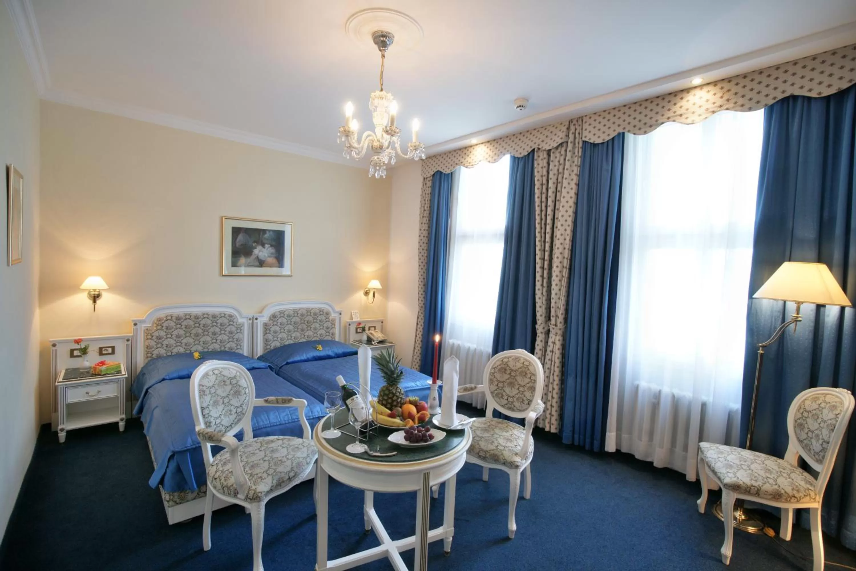 Photo of the whole room in Ambassador Zlata Husa