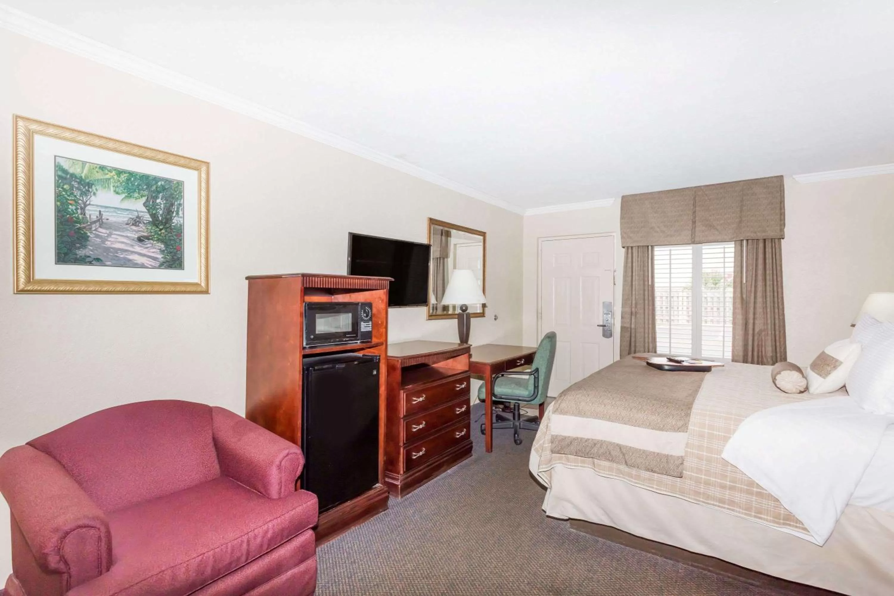 Photo of the whole room, Bed in Days Inn by Wyndham Destin