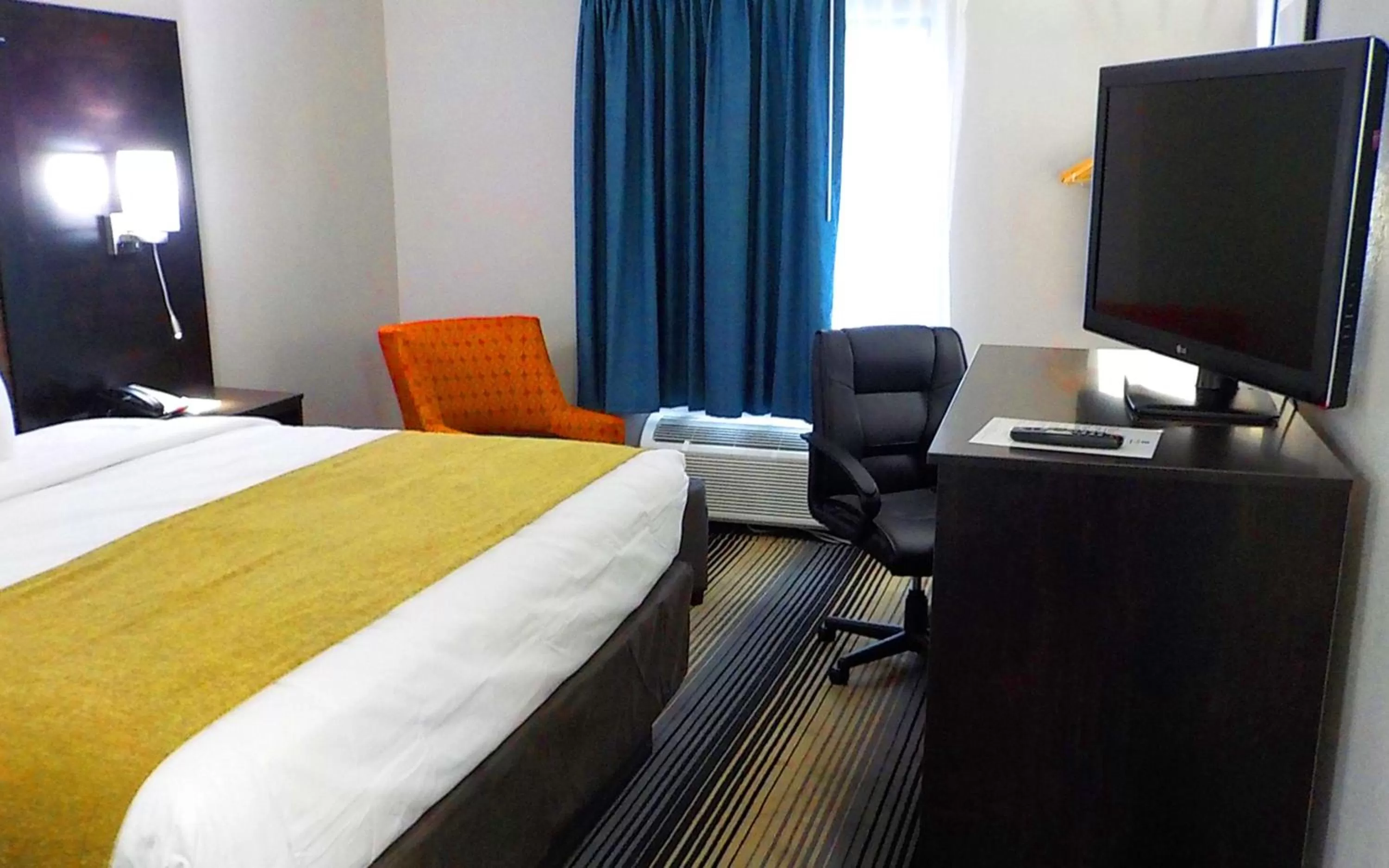 Photo of the whole room, Bed in SureStay Hotel by Best Western Florence