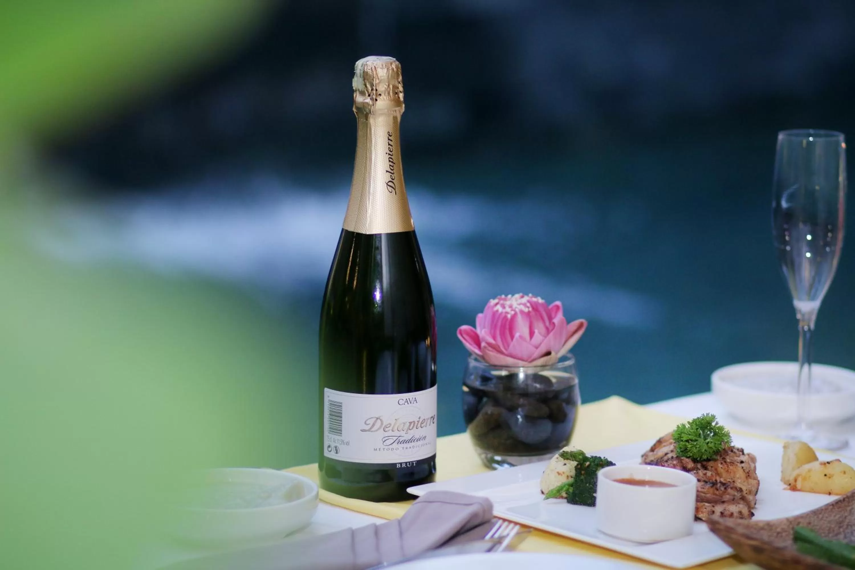 Food and drinks in Sarina Hotel & Villa