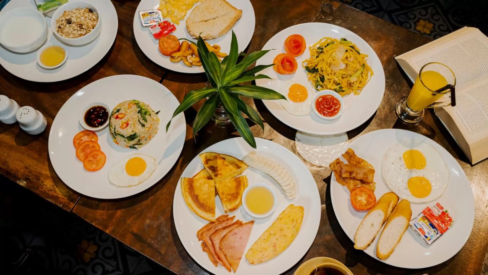 Breakfast in Monsoon Bassac Hotel