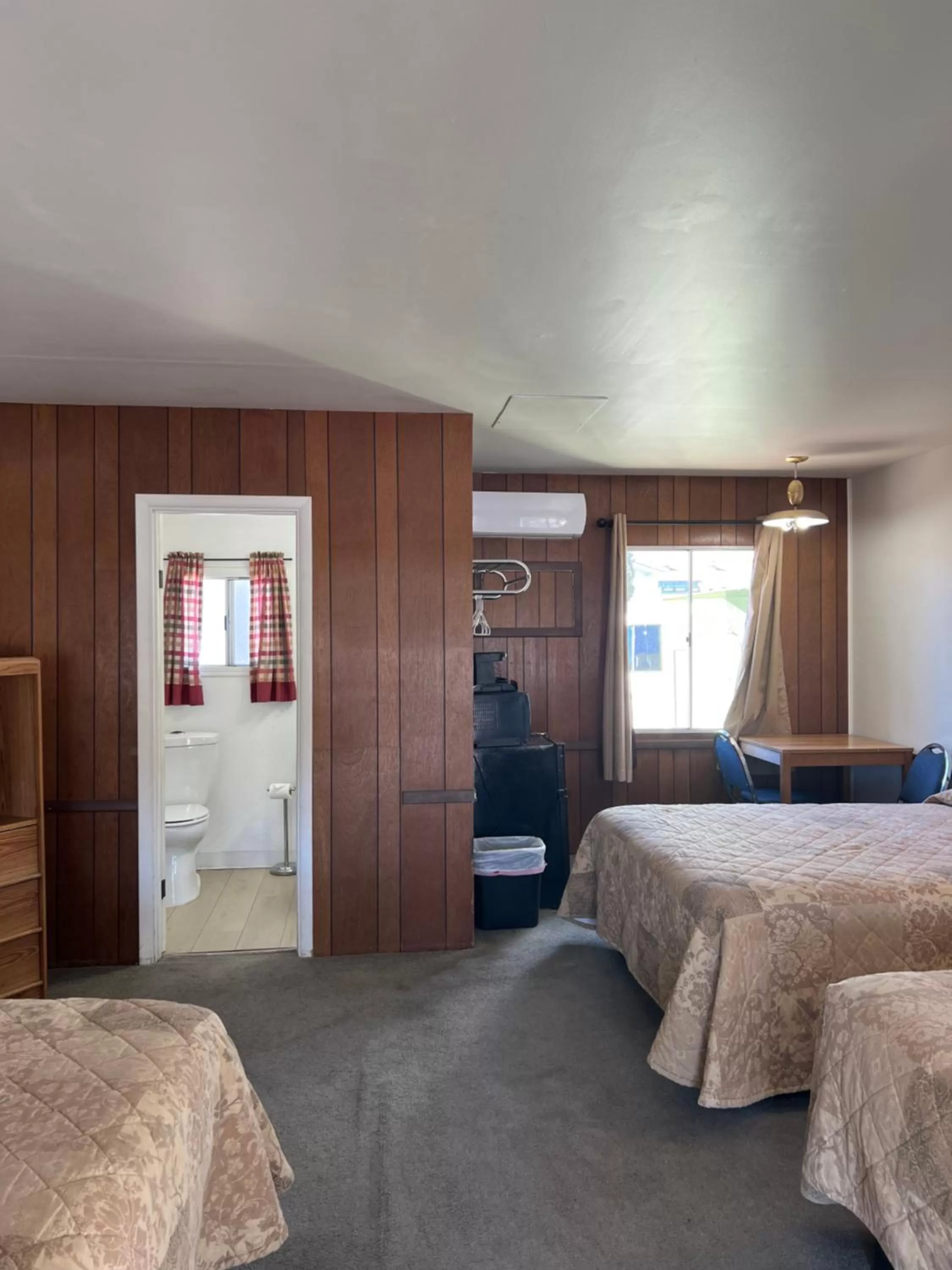 Bed in El Portal Motel