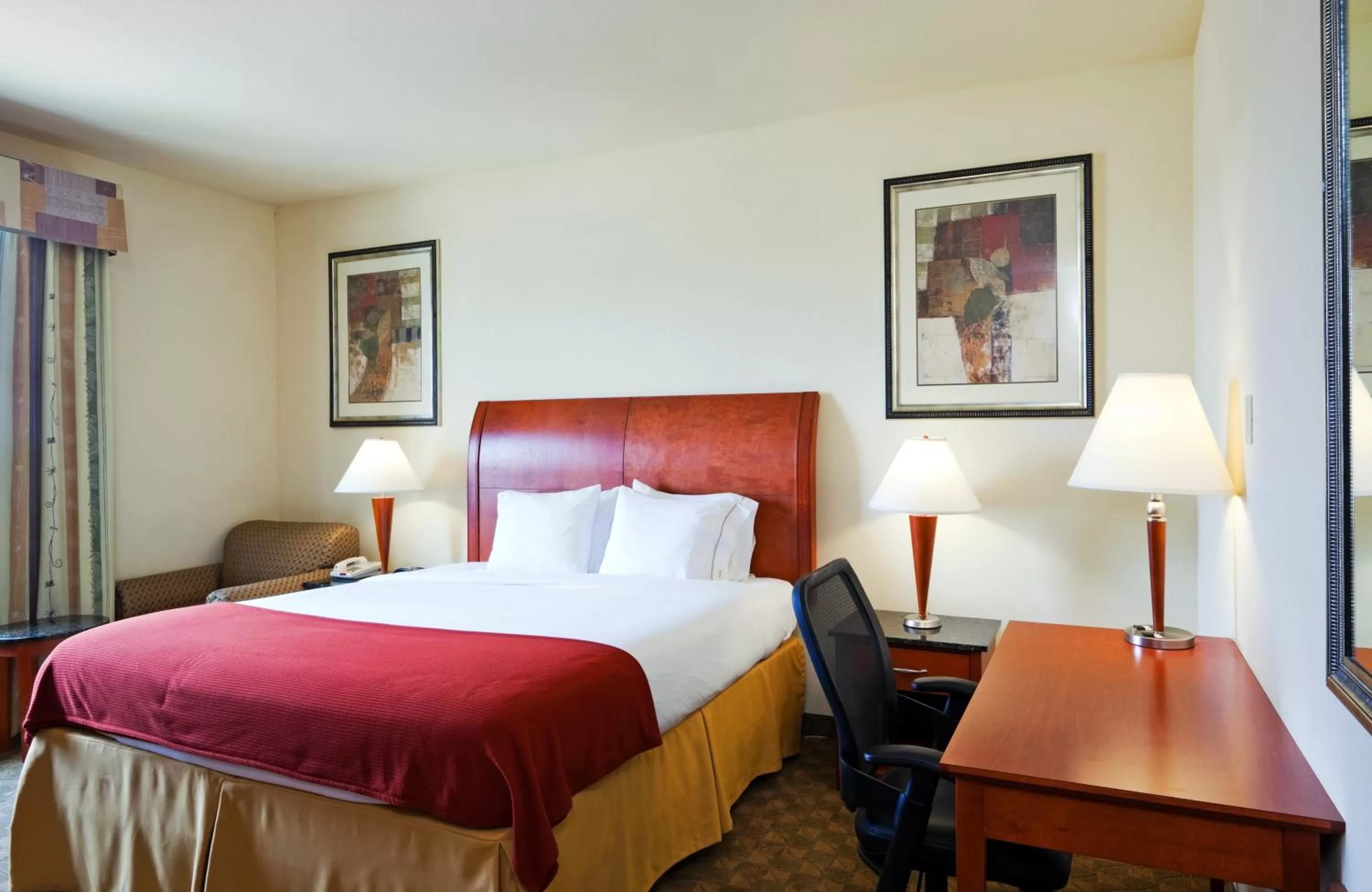 Bedroom, Bed in Holiday Inn Express Hotel and Suites Fairfield-North by IHG