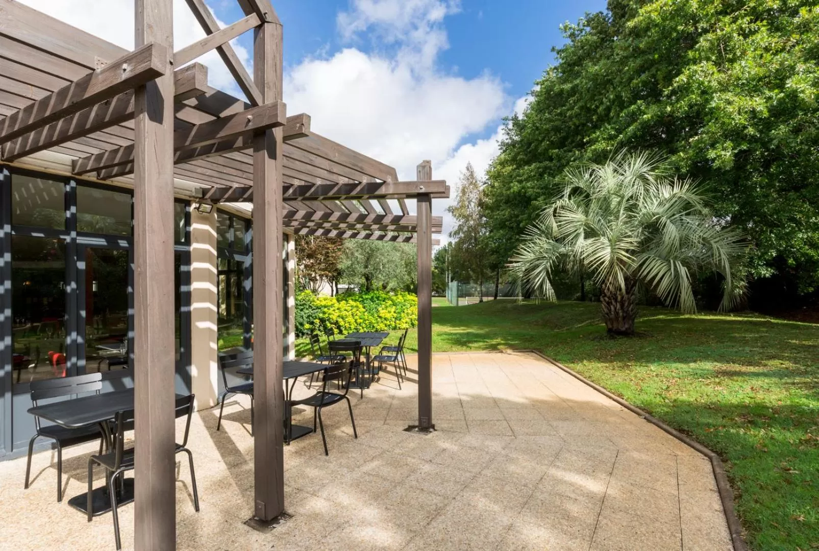 Patio in Hôtel Oceania Nantes Aéroport