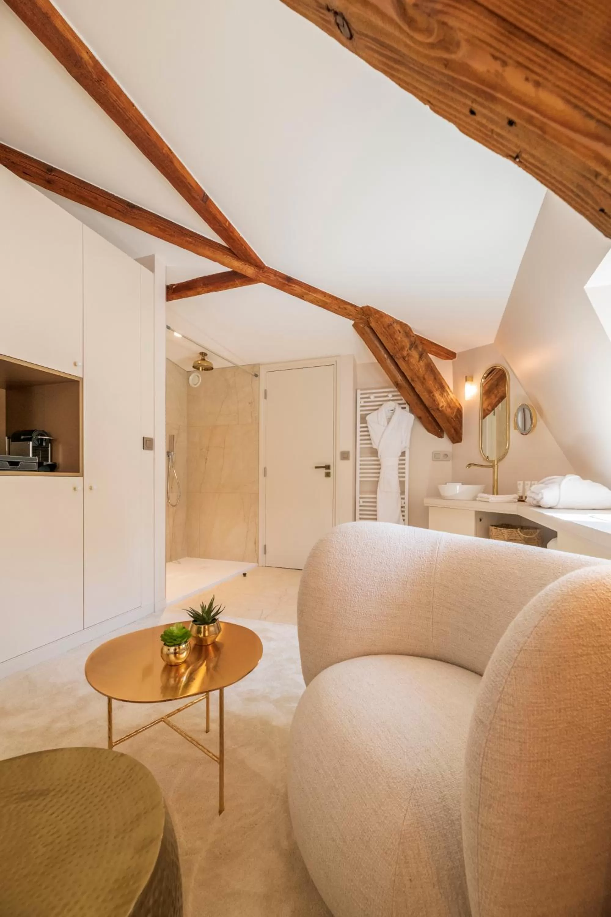 Seating area, Bed in Belle Epoque