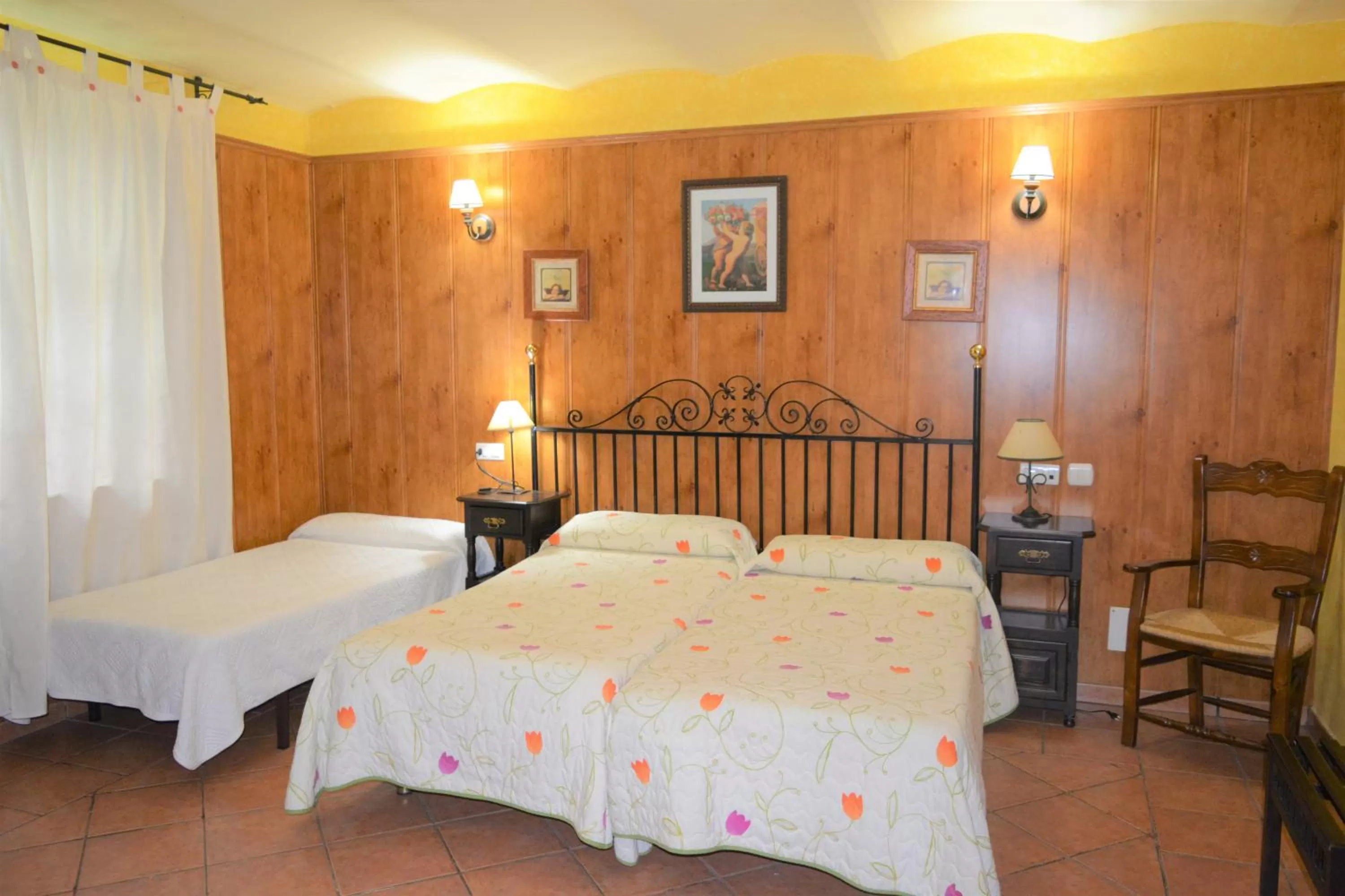 Photo of the whole room, Bed in Hospedium Hotel Rural Soterraña