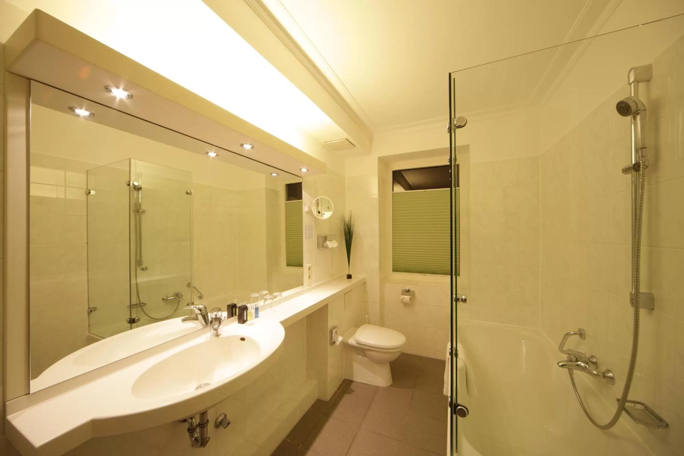 Photo of the whole room in Hotel am See