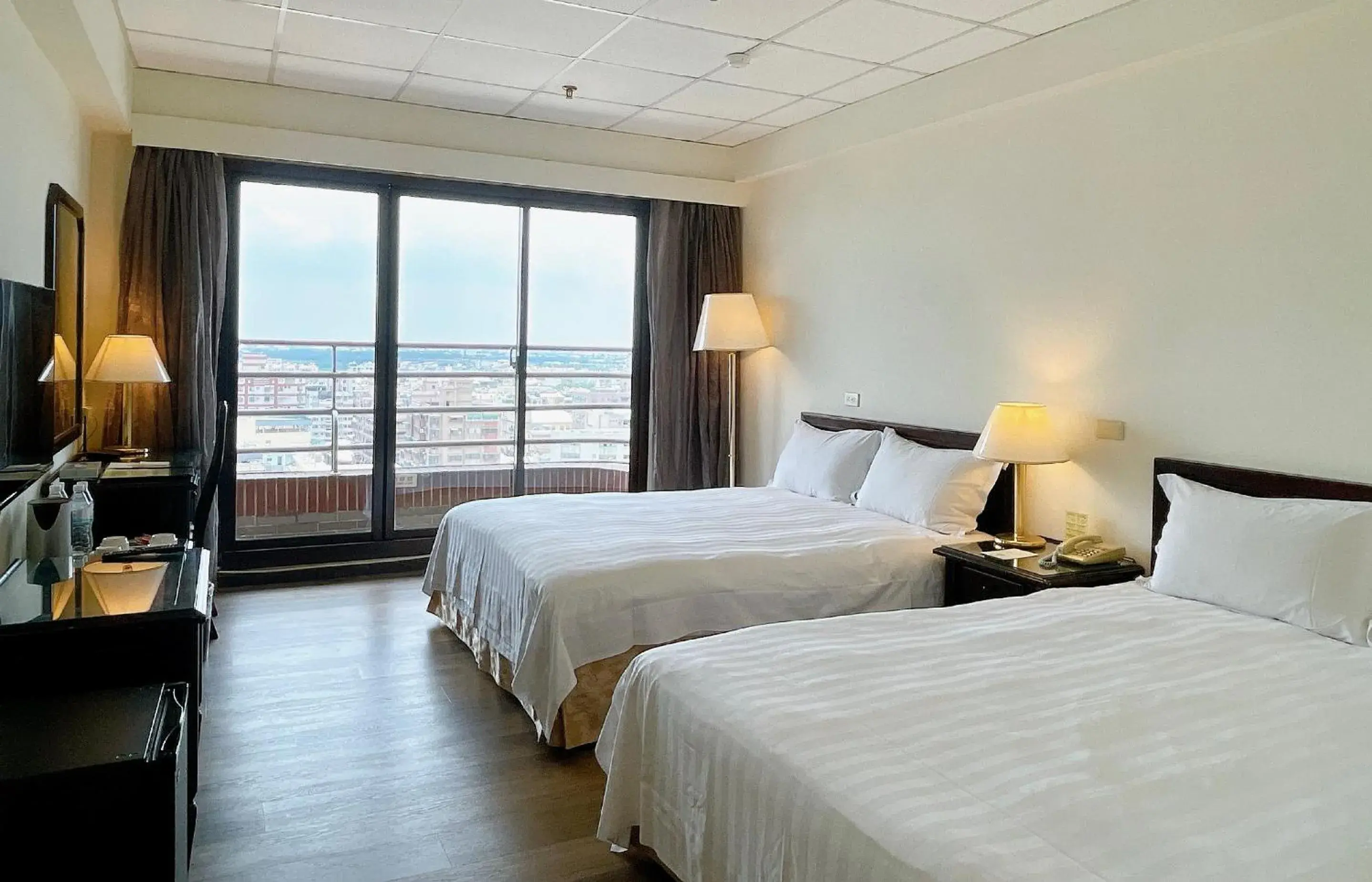 Superior Quadruple Room in Metro Hotel Superior Quadruple Room in Metro Hotel