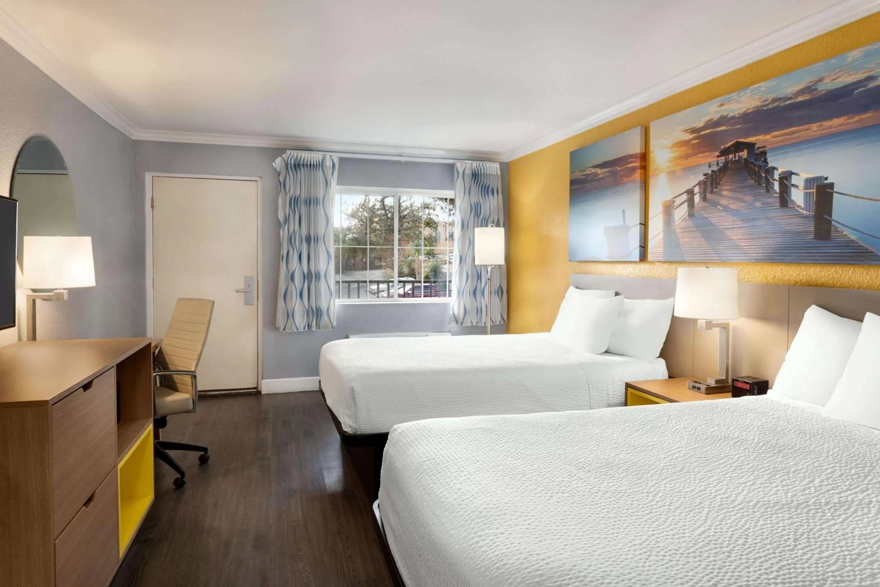 Photo of the whole room, Bed in Days Inn by Wyndham Pensacola - Historic Downtown