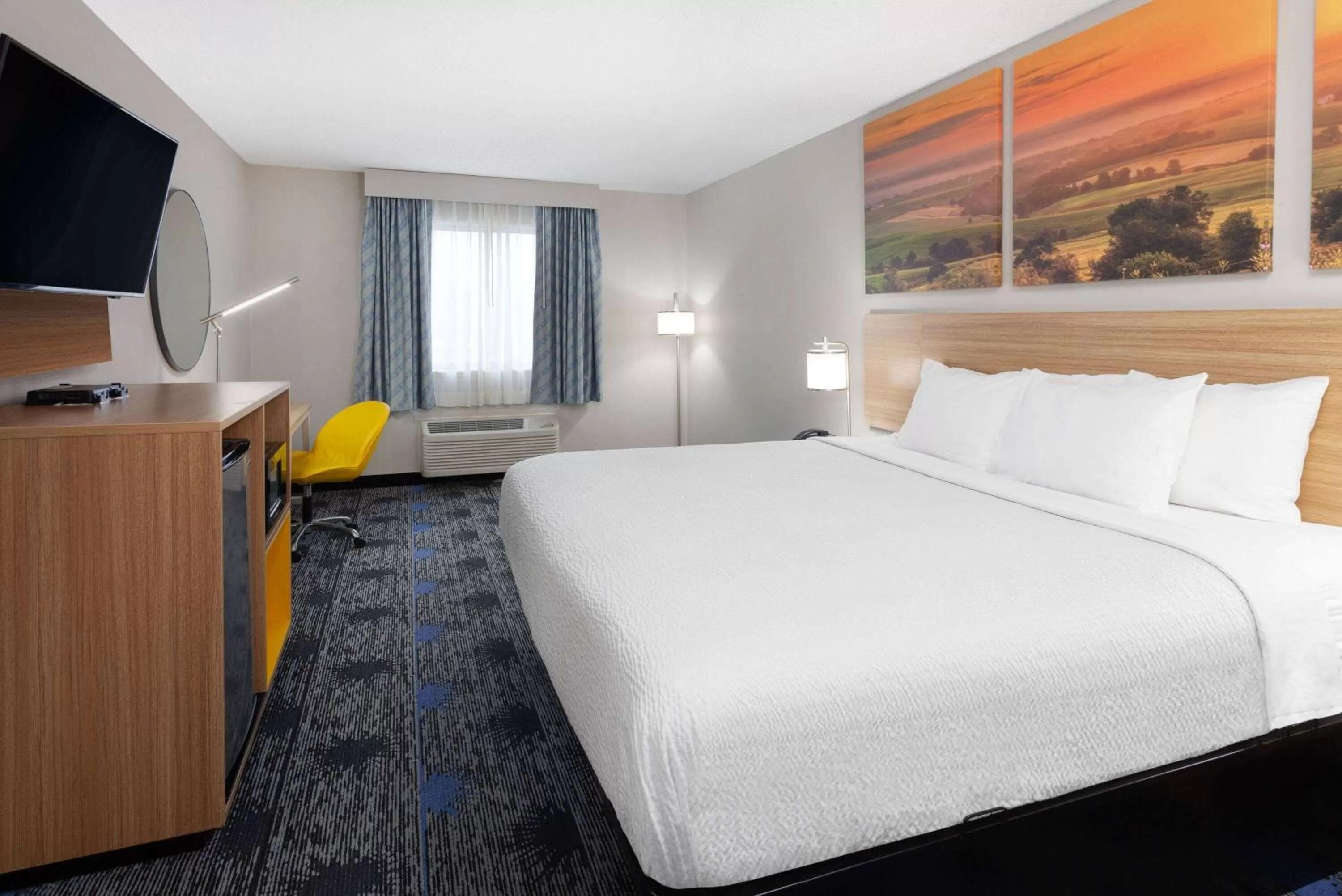 Photo of the whole room, Bed in Days Inn by Wyndham Wooster